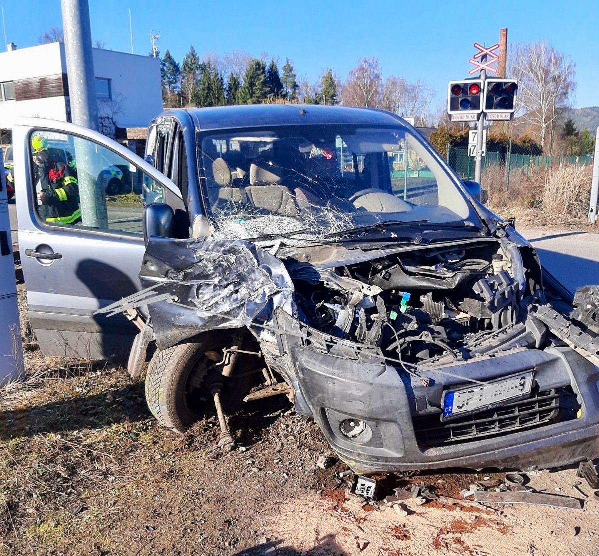 V Mirošově se srazil osobní vlak s autem, nikdo nebyl zraněn, provoz je obnoven