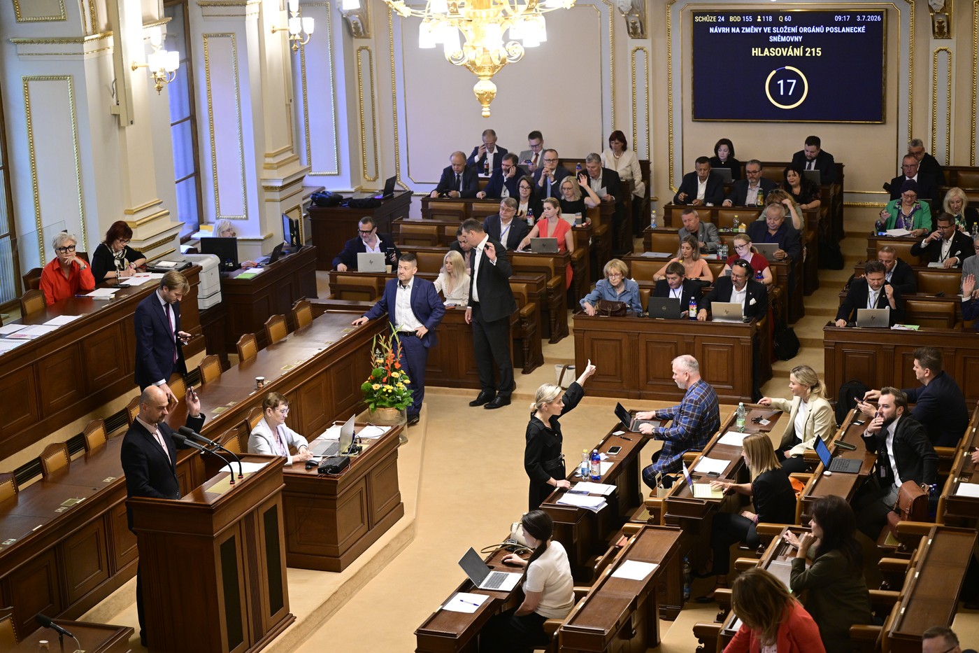„Vás poslouchat ve střízlivém stavu nejde,“ vtipkoval poslanec při debatě o zákazu alkoholu