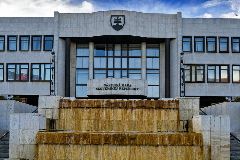 Slováci zrušili úřadu pro whistleblowery. Schválili nový, ale ovládá ho Fico