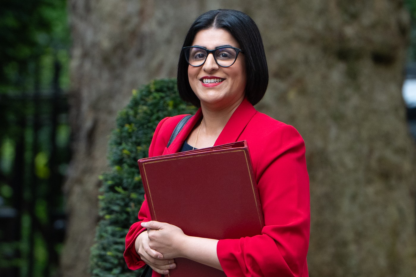 Čistá migrace do Británie loni klesla téměř o polovinu na 171 000 lidí