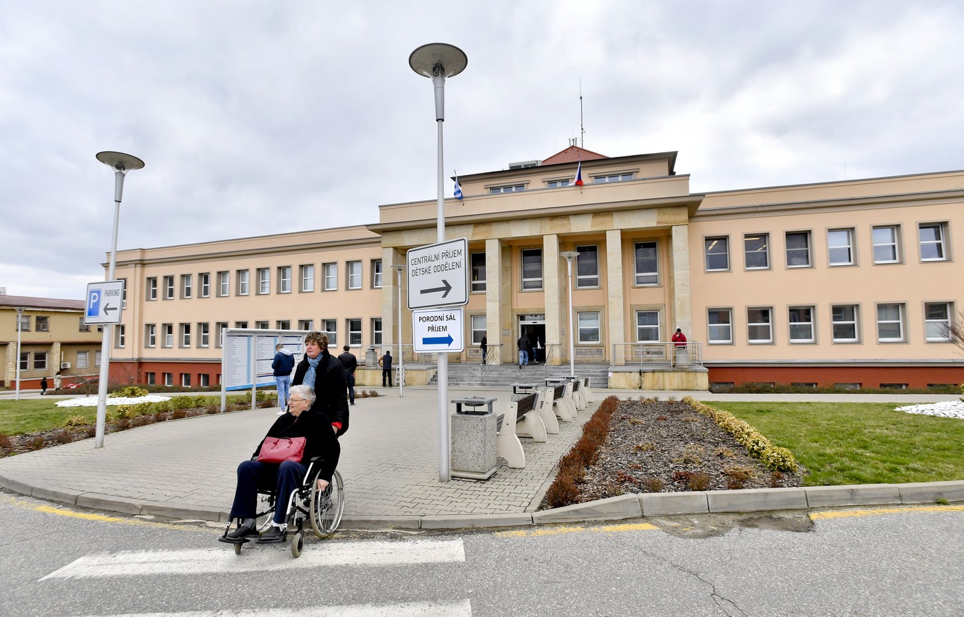 Bombová výhrůžka v nemocnici v Hořovicích. Policie prohledává rozsáhlý areál