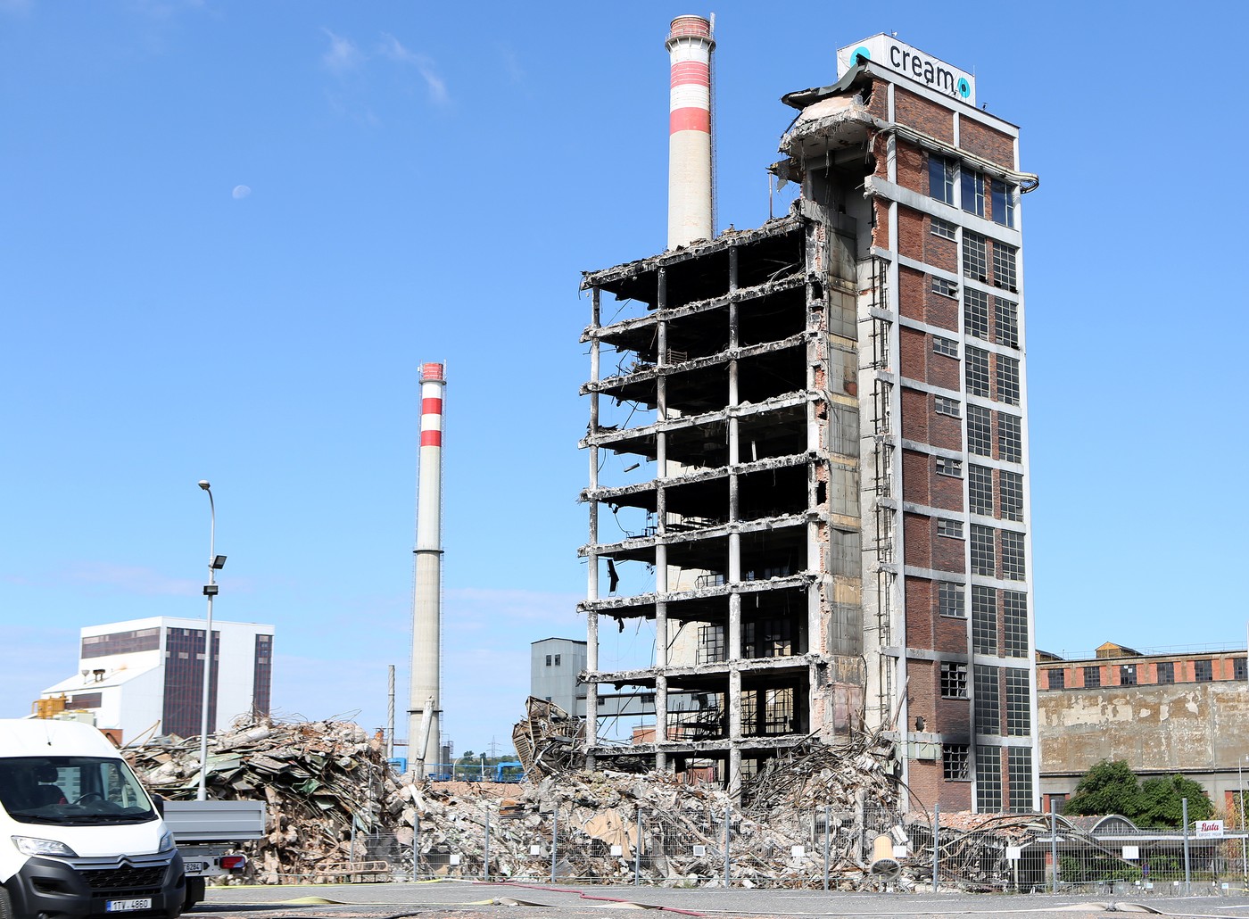 Ani část vyhořelé budovy ve Zlíně není možné zachovat, demolice bude pokračovat