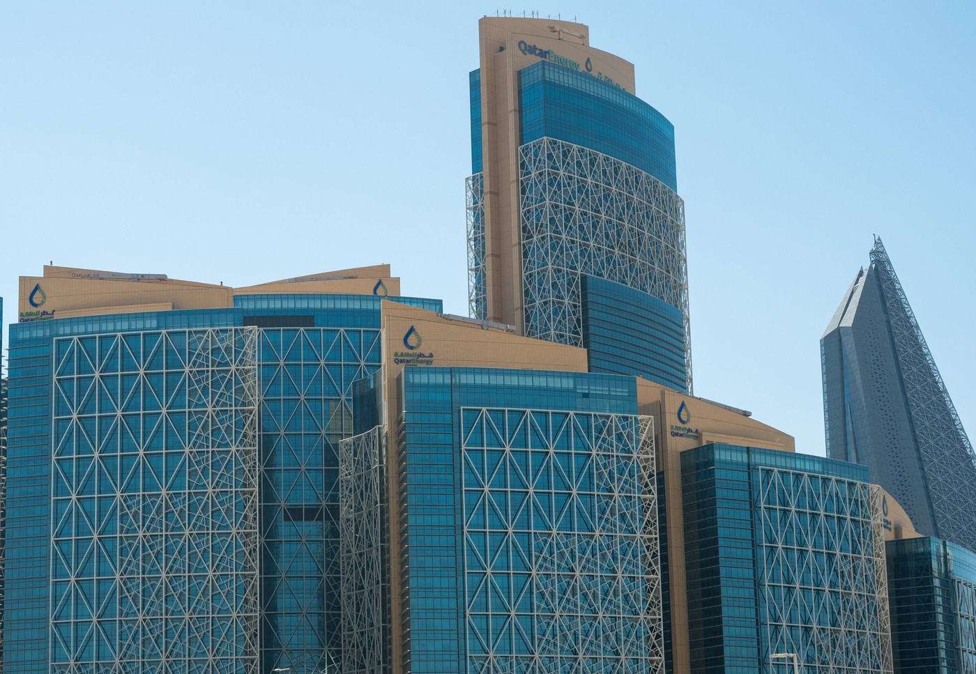 Katarská firma QatarEnergy kvůli útokům přerušila produkci LNG