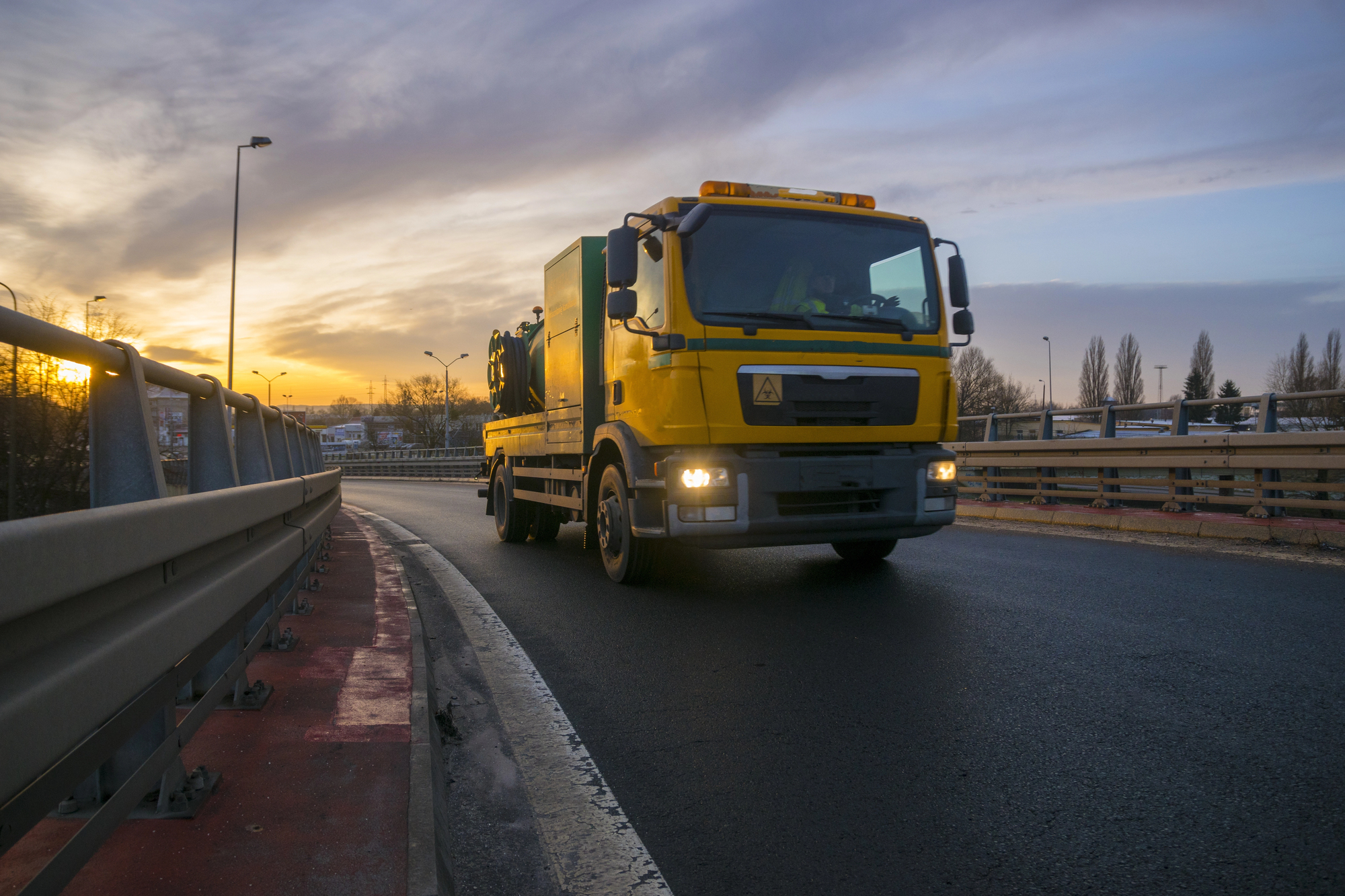 Nový Dvorecký most prošel zatěžkávací zkouškou. Najely na něj náklaďáky