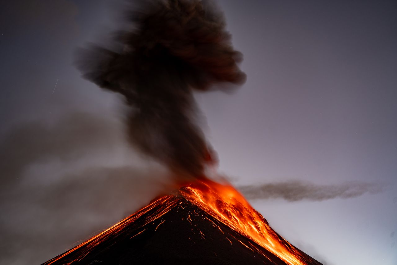 Guatemská sopka Fuego se probudila, kvůli silné erupci začala evakuace