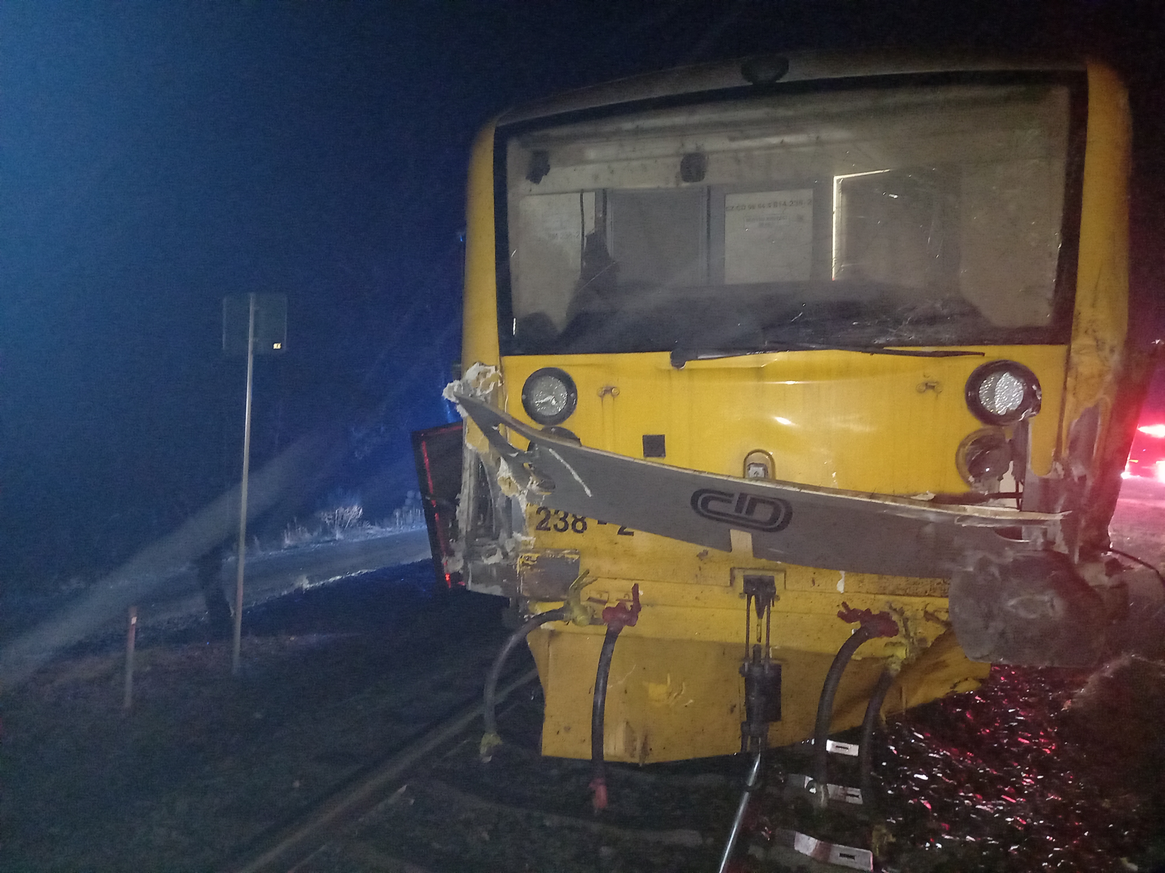 U města Železnice se na železničním přejezdu srazil osobní vlak s kamionem