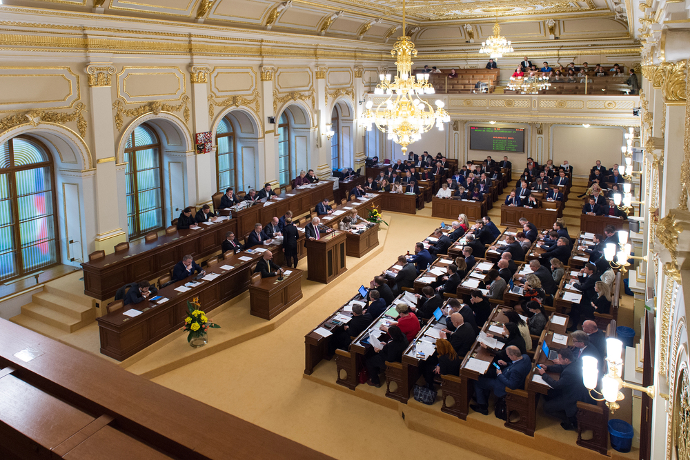 Poslanci utratili méně, než dostali – platy ale rostly. Jak hospodařil parlament?