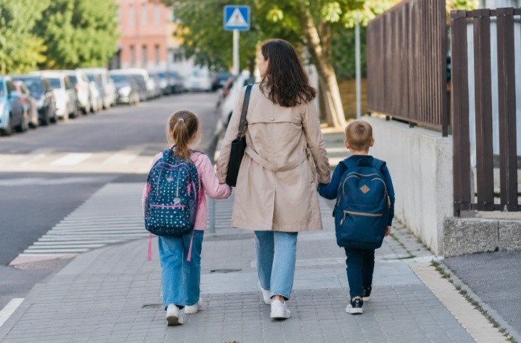 Druhá směna rodičů začíná v září. Více než polovina rodičů dokončuje povinnosti až po usnutí dětí 
