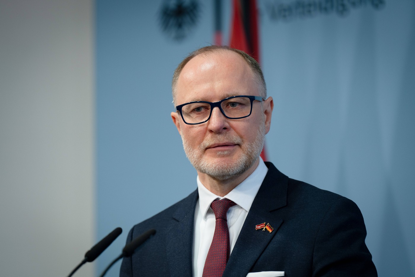 Lotyšský ministr obrany rezignoval po zřícení ukrajinských dronů na ropný sklad