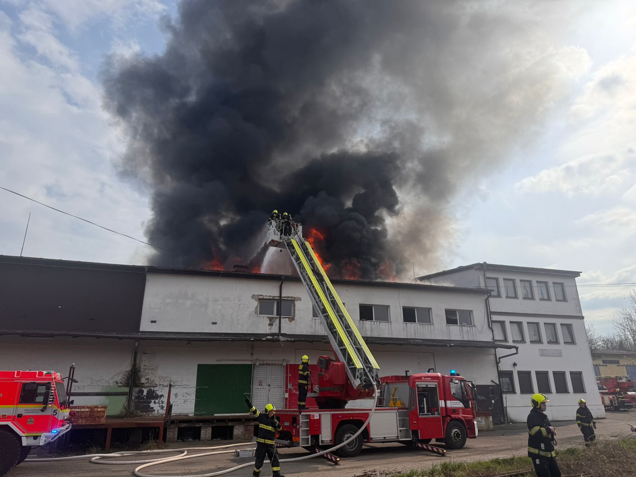 V Praze na Žižkově hoří střecha ubytovny, budovu muselo opustit víc než 40 lidí