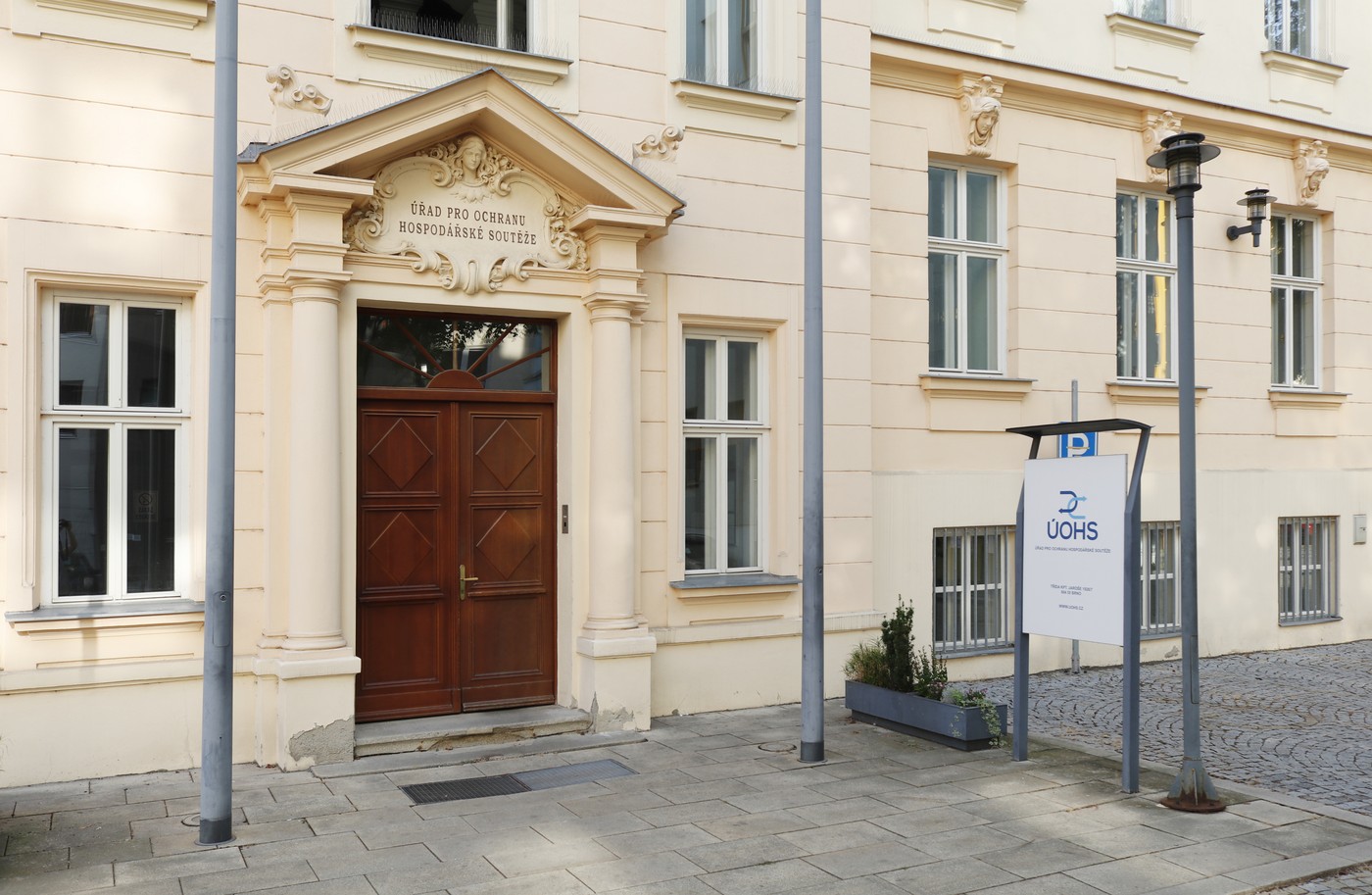 Předseda ÚOHS potvrdil zrušení zakázky na 180 trolejbusů pro Prahu