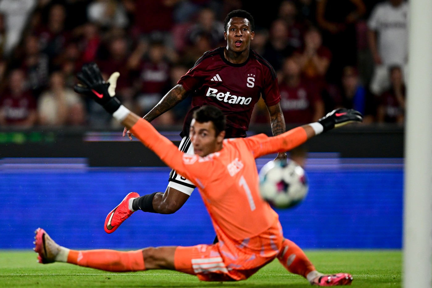 Obrat a šok pro Lyon! Sparta doma v 3. předkole Ligy mistrů zdolala favorizovaného soupeře 2:1