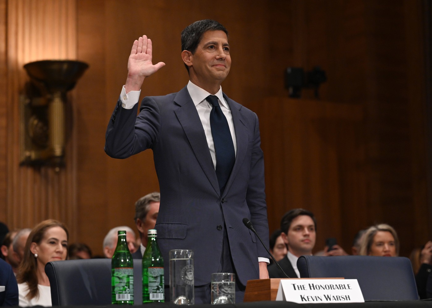 Americký Senát potvrdil Kevina Warshe do čela centrální banky USA