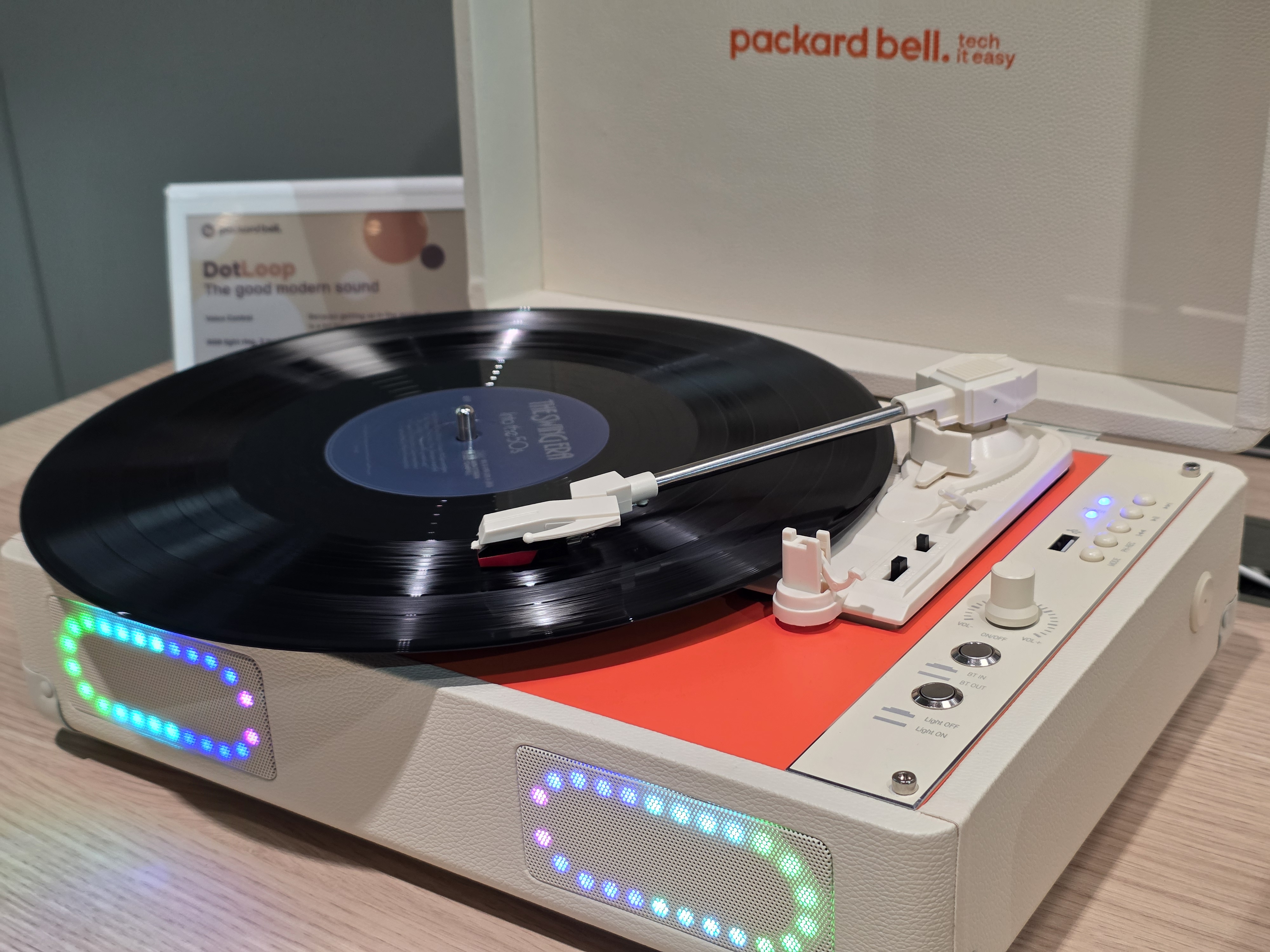 Packard Bell se vrací a přiváží notebook i gramofon