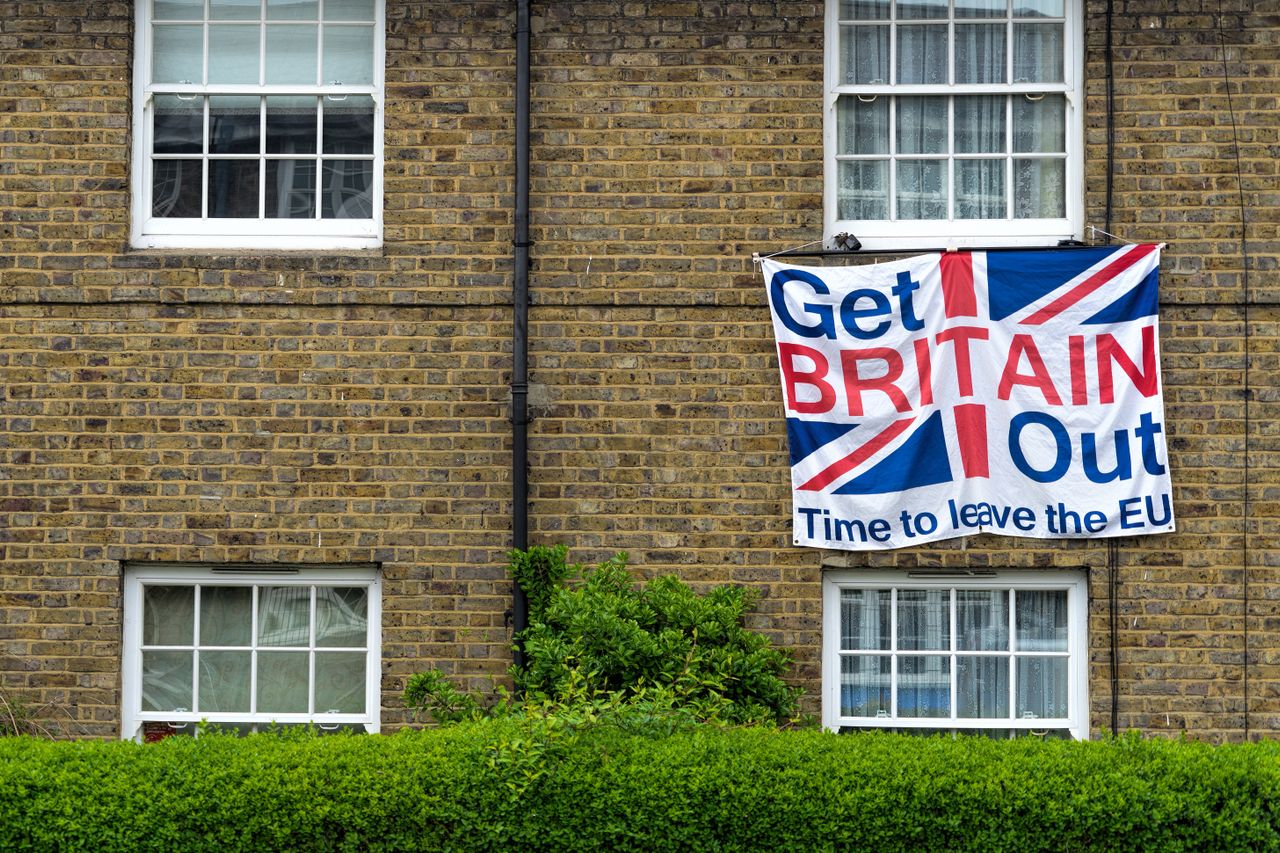 „Katastrofa na všech frontách“: Proč se Británie stále více dívá zpět k EU