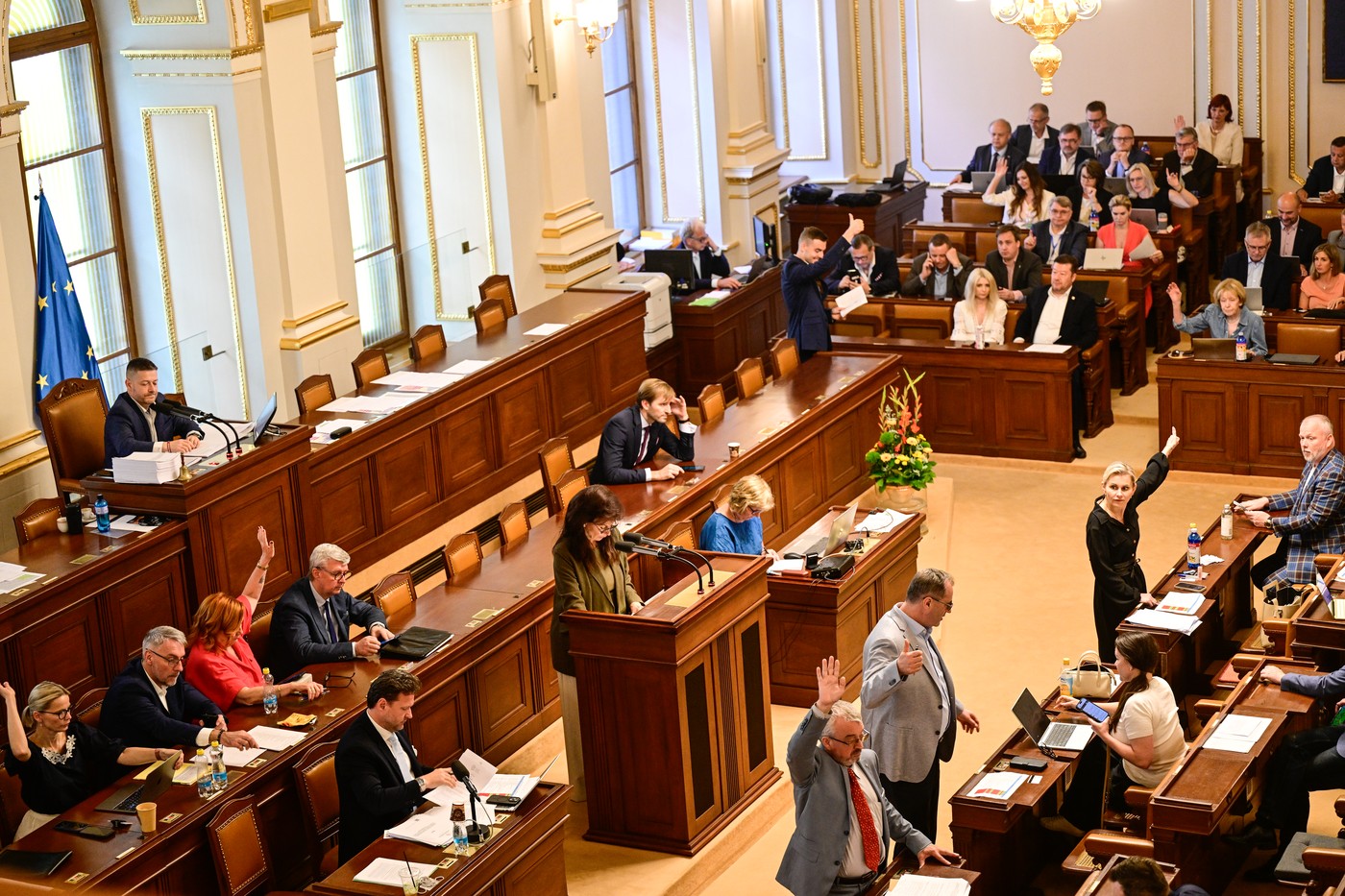 Konec kontroly? Sněmovna schválila rozpočtové změny umožňující vyšší zadlužování