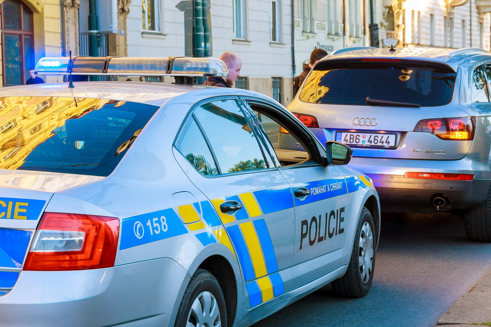 Pátrání po muži u čelákovického učiliště: Policie našla zbraně, muž skončil v léčebně