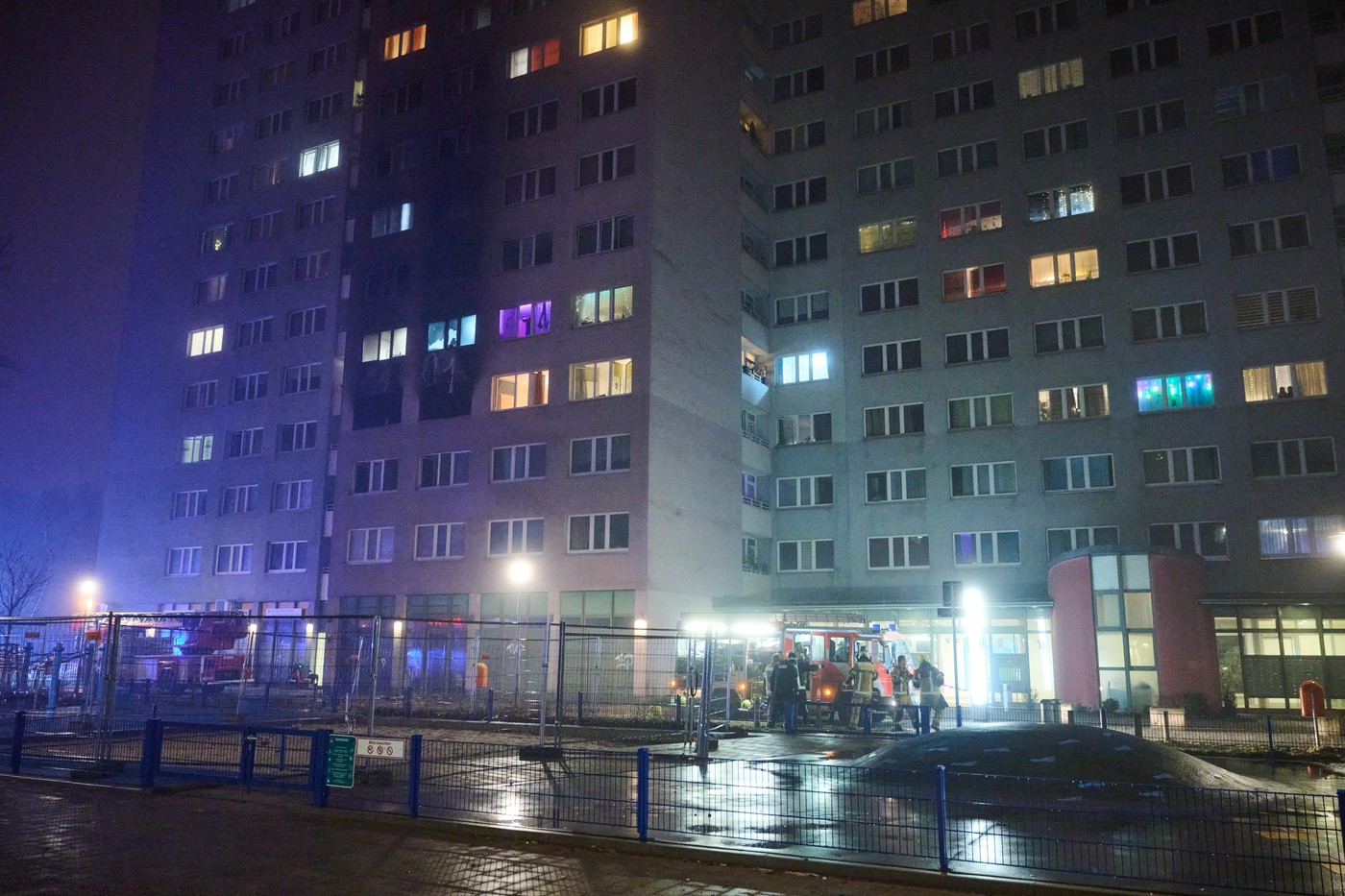 V Berlíně zachvátil požár výškový dům, podle hasičů je mnoho zraněných
