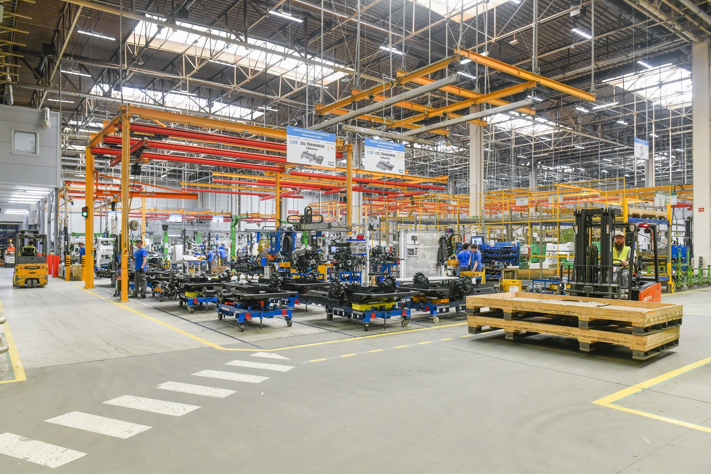 V Dobříši hořela výrobní hala společnosti Bobcat, hasiči evakuovali přes 650 lidí