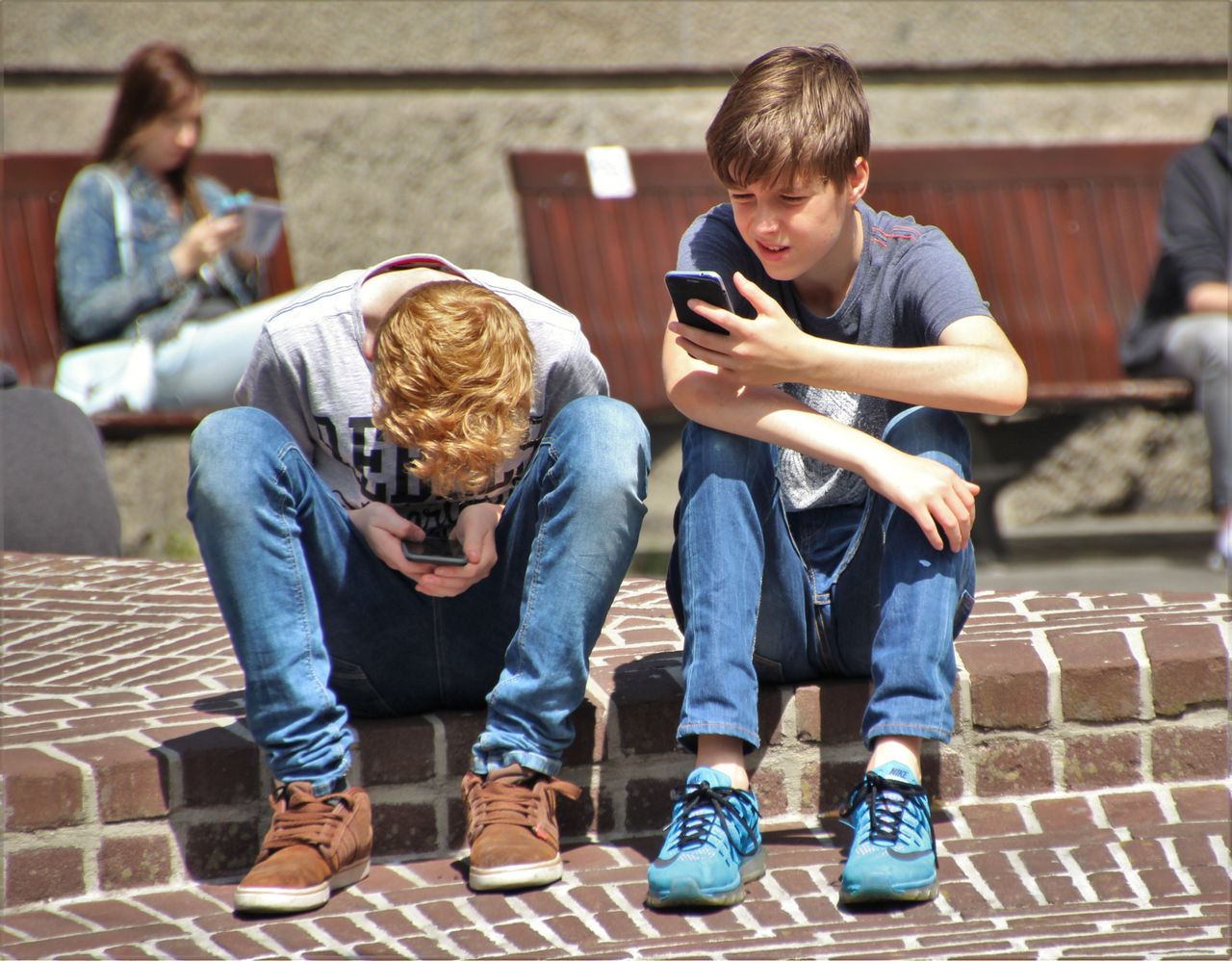 Babiš jde do boje s mobily ve školách: navrhuje zákaz od roku 2027