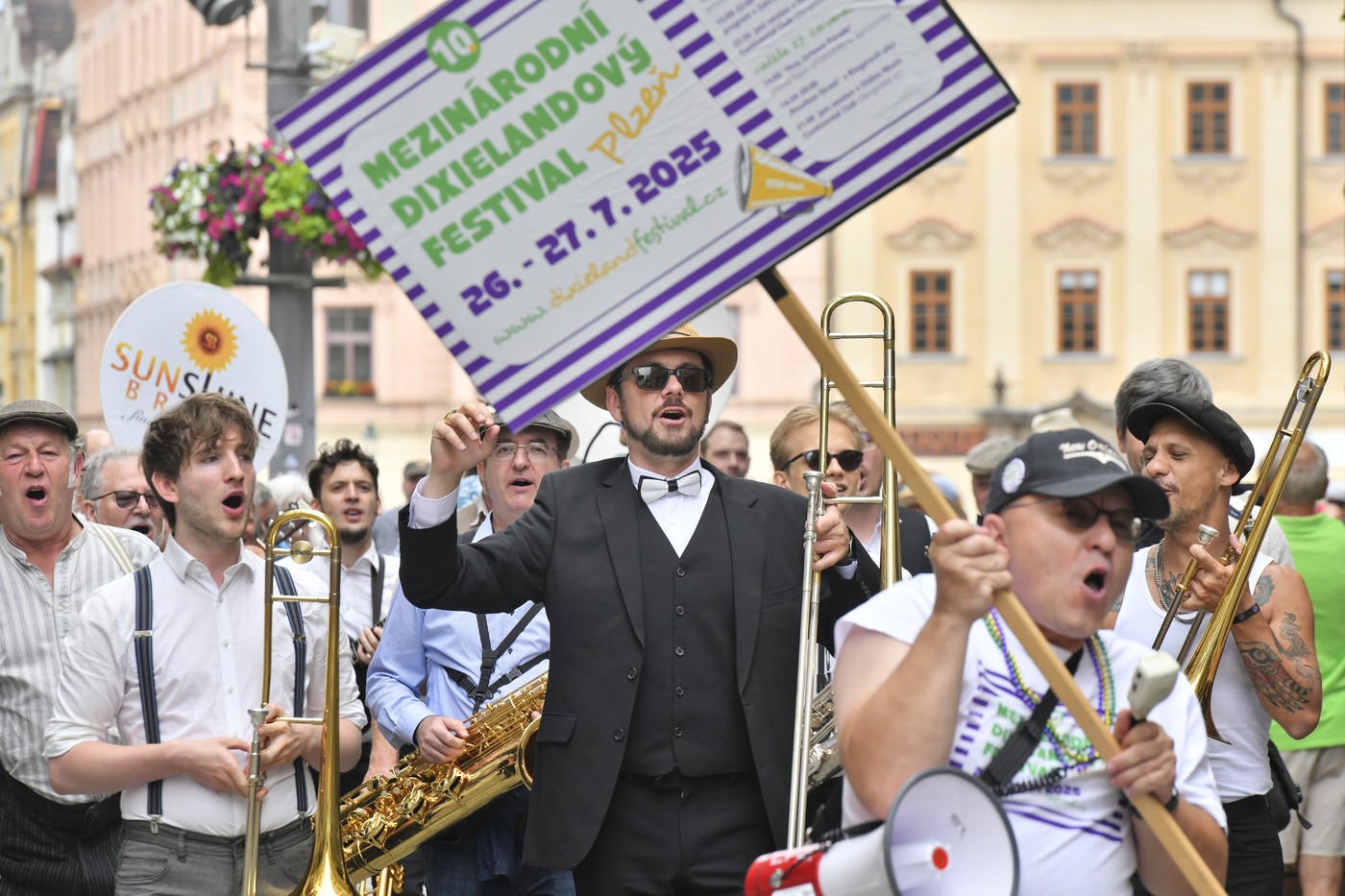 Jazzový průvod zahájil v Plzni desátý Mezinárodní dixielandový festival 