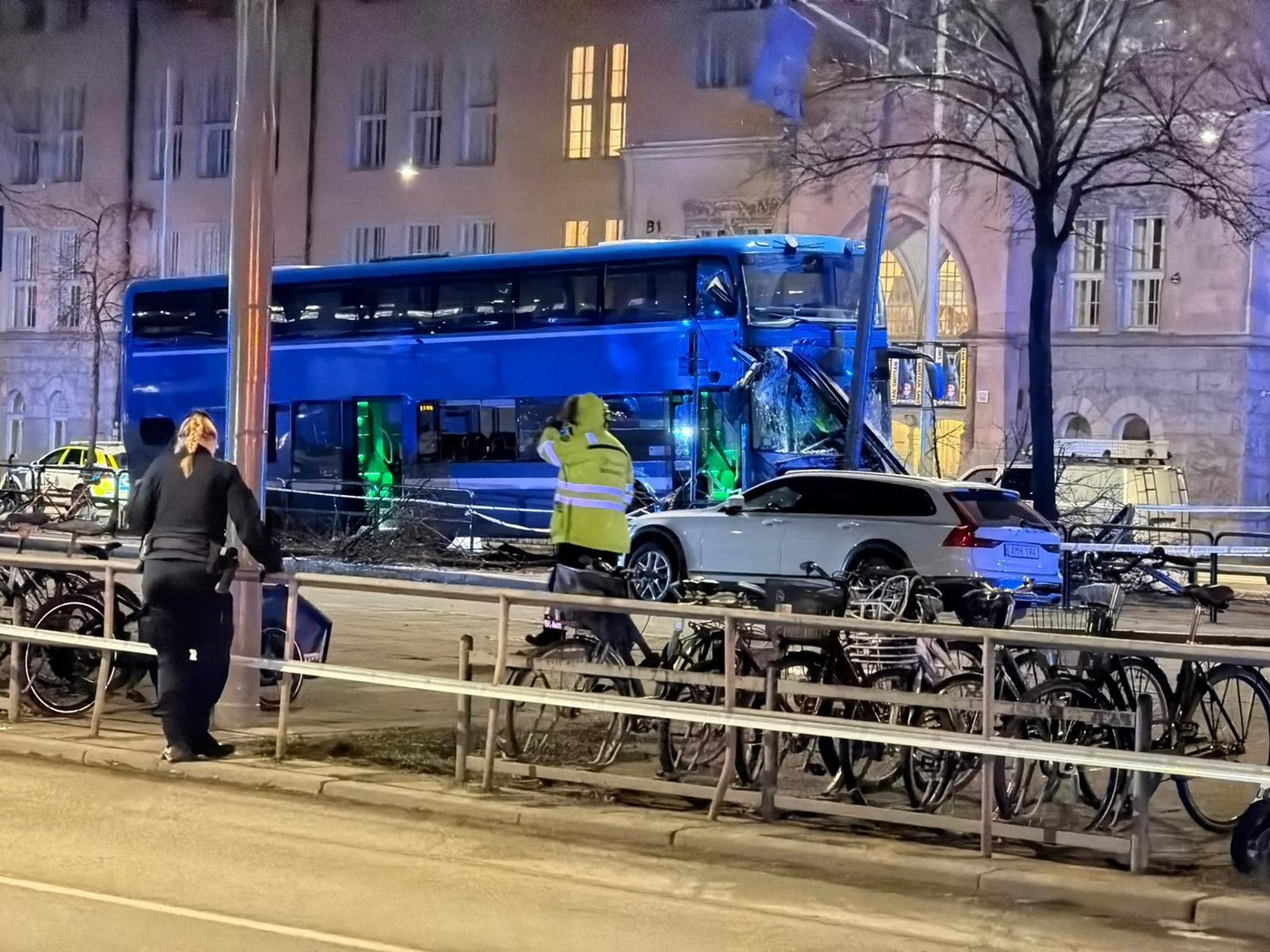 Autobus ve Švédsku narazil do zastávky, na místě jsou podle médií tři mrtví