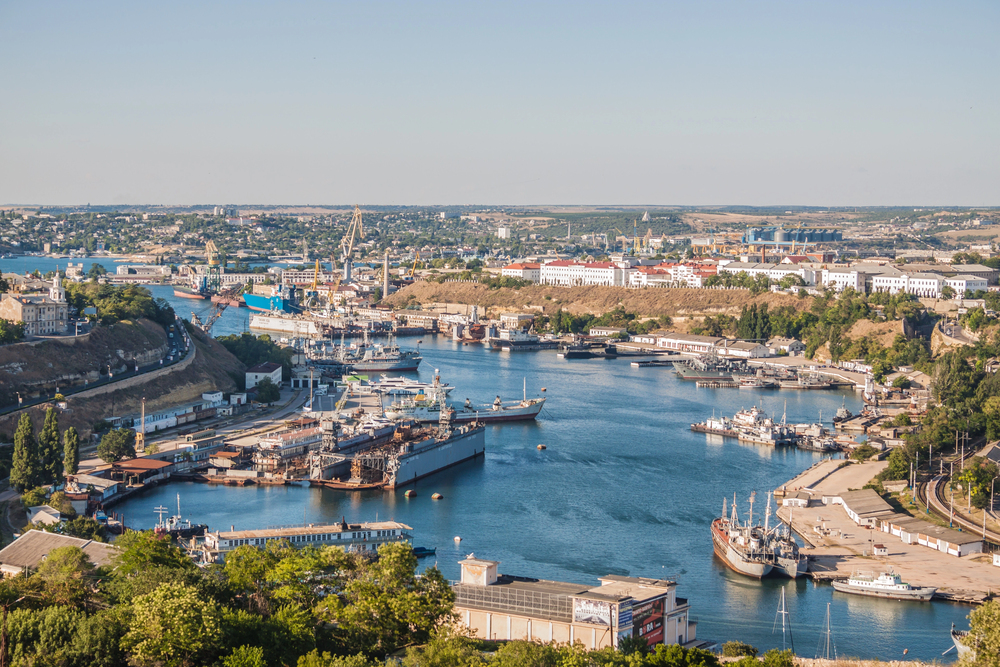 Ukrajinské drony zasáhly ruské přístavy u Baltského moře i rafinerie, Sevastopol byl bez proudu
