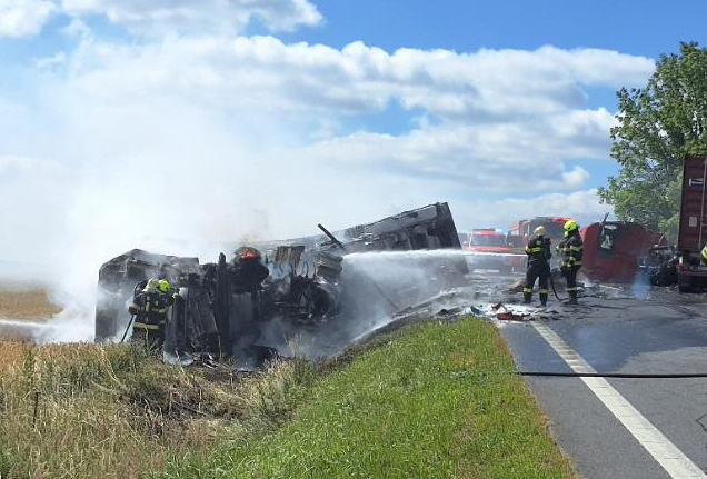 Smrtelná nehoda dvou kamionů na pět hodin zavřela silnici na Havlíčkobrodsku