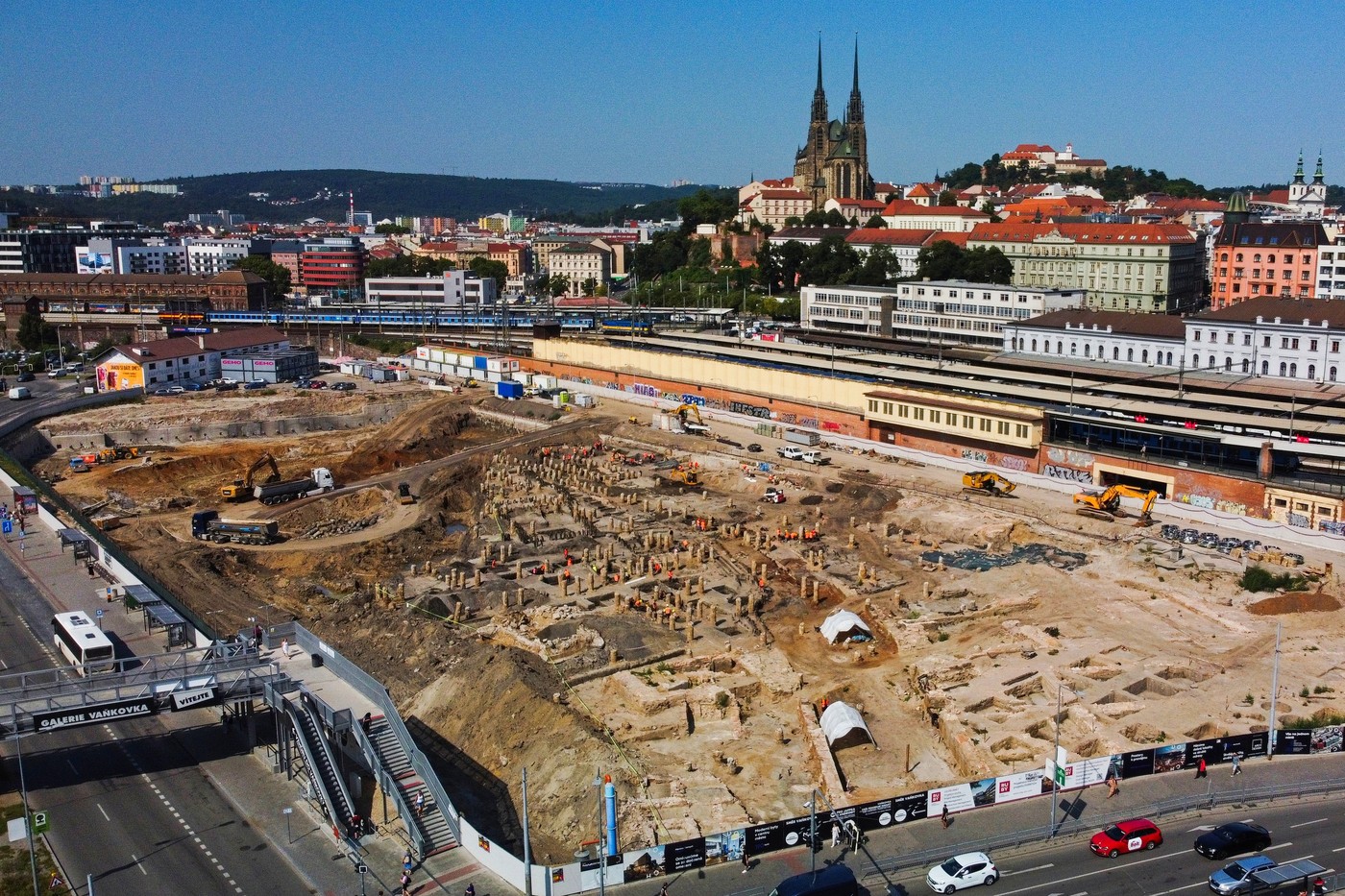 Archeologický výzkum pod centrem Dornych v Brně odhalil hřbitov i sádky
