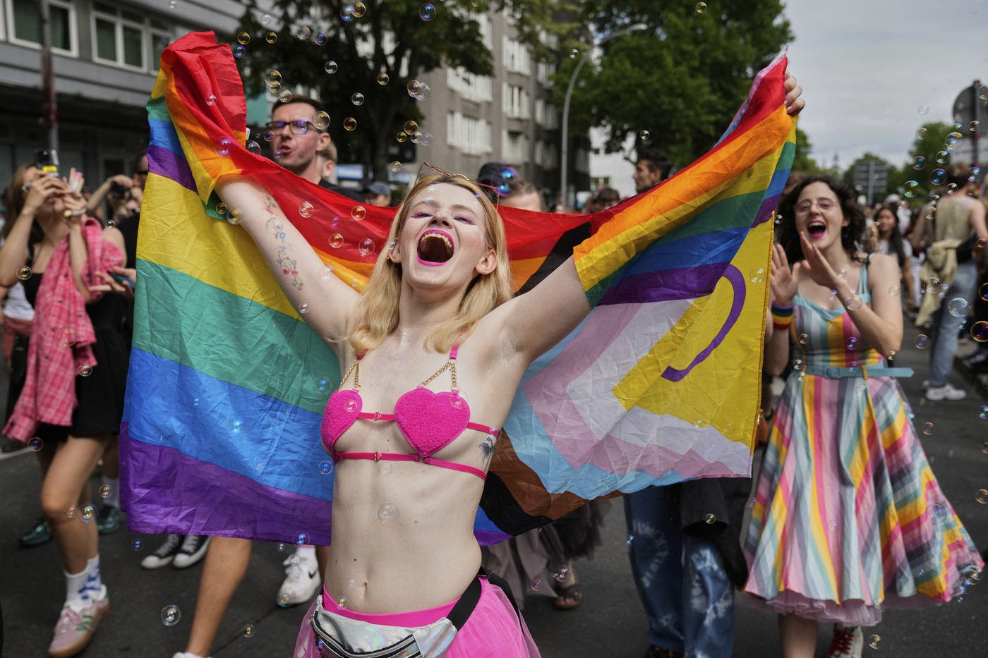 Praha fandí Prague Pride. Na radnici už vlaje duhová vlajka