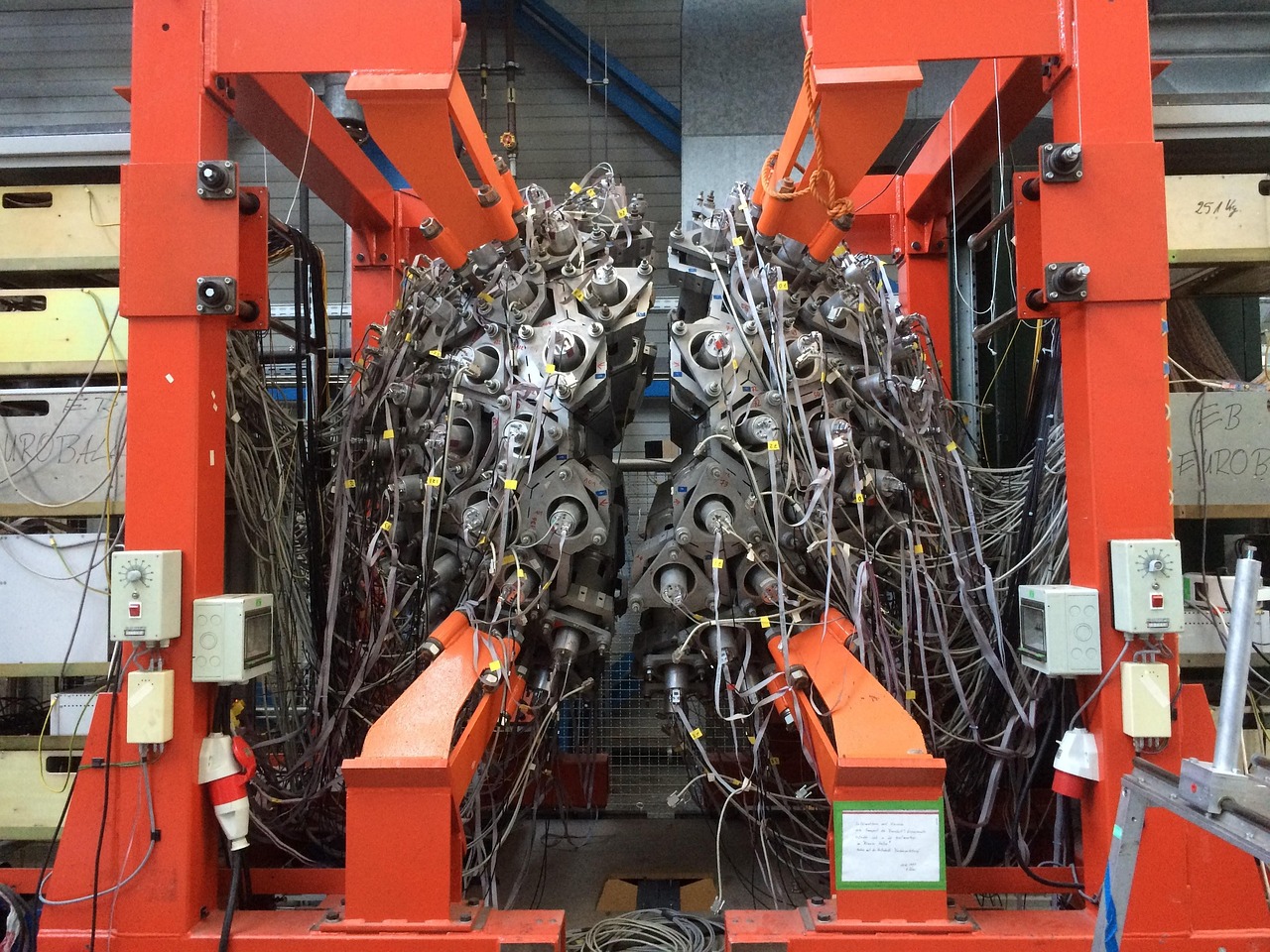 Hoří urychlovač částic? Ve výzkumném centru vypukl rozsáhlý požár