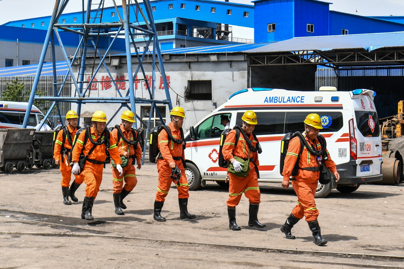 Přes 80 mrtvých při nejhorším důlním neštěstí v Číně za 17 let, píše AFP