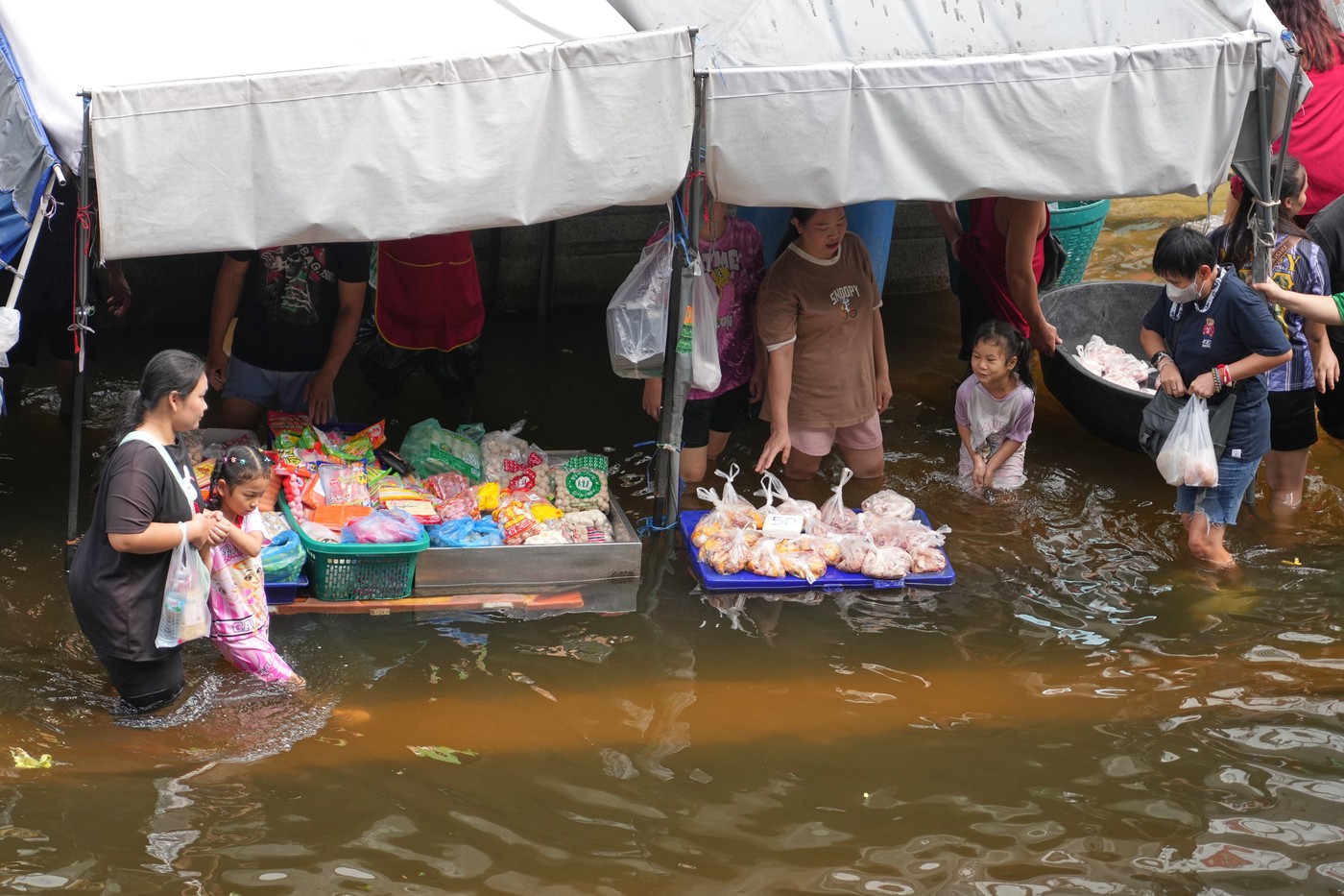 Tisíce lidí v evakuačních centrech, školy zavřené. Bangkok dál sužují záplavy