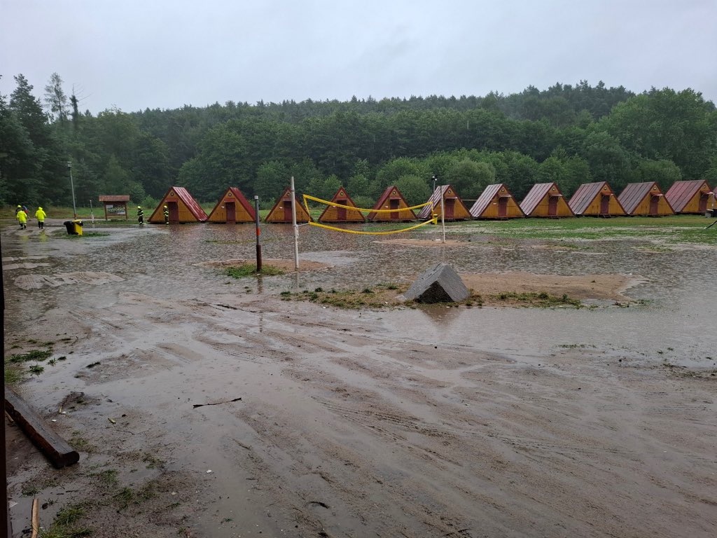 Hasiči stěhují děti z tábora, potok se vylil z břehů