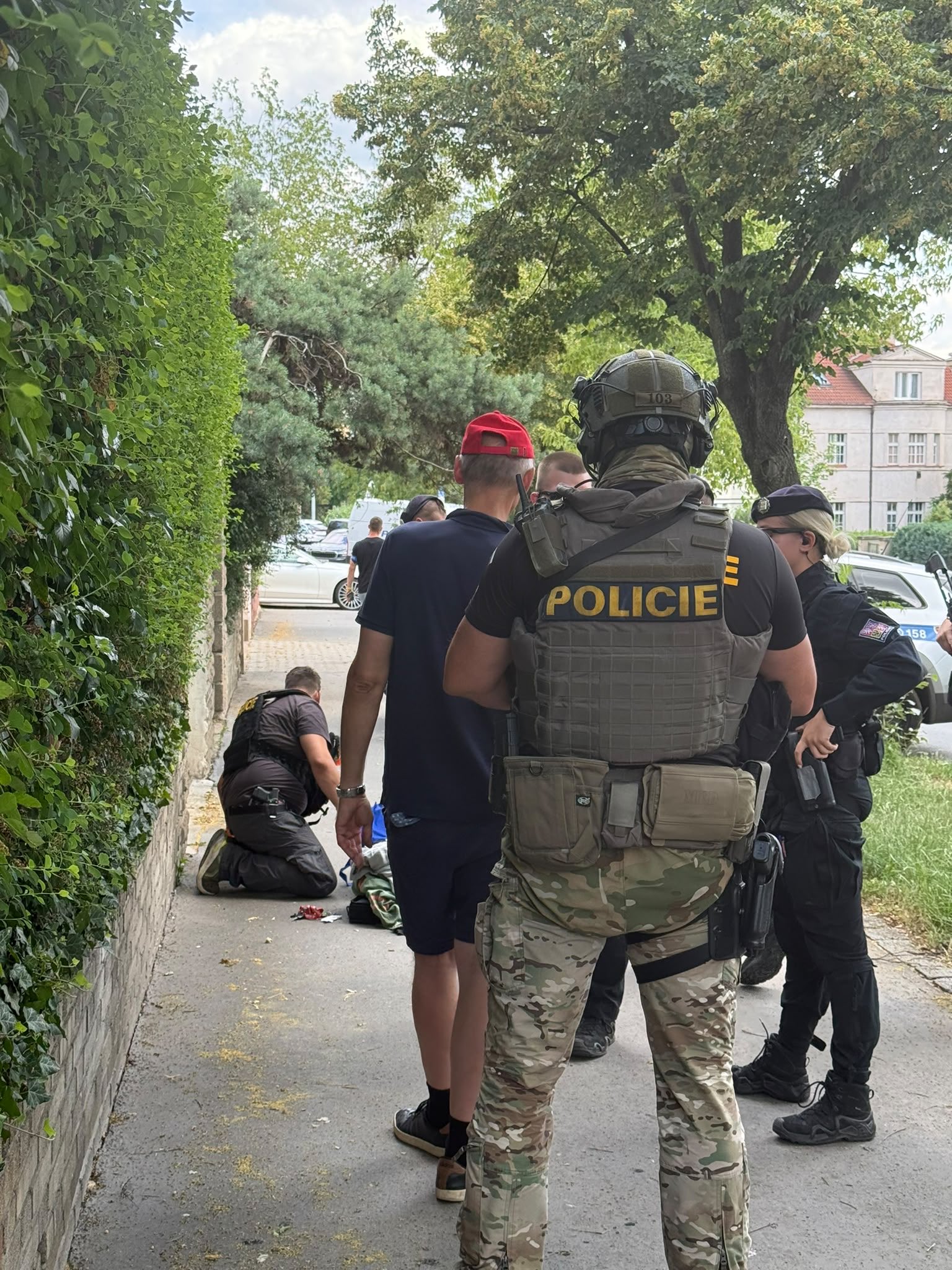 Muže, který byl v Čelákovicích u školy se zbraní, zadržela policie v Praze