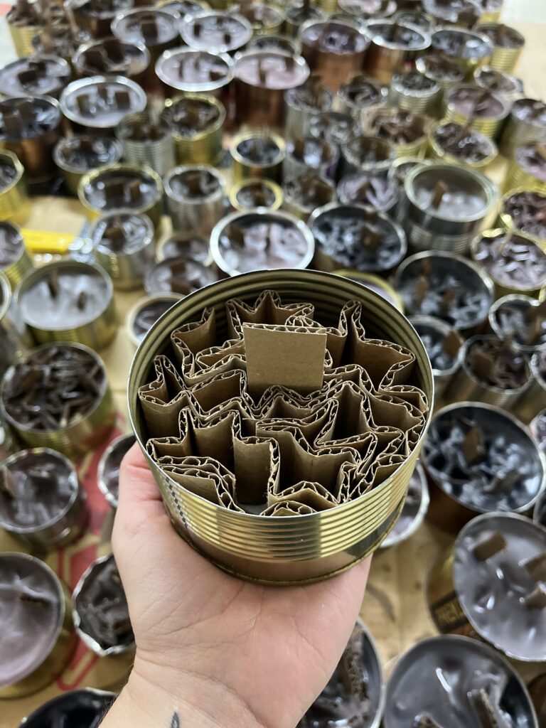 Plzeňští skauti vyrábějí potřetí svíčky pro Ukrajinu, sbírají vosk a plechovky