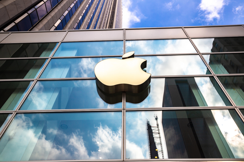 Apple se stal druhou firmou, jejíž tržní hodnota přesáhla pět bilionů dolarů