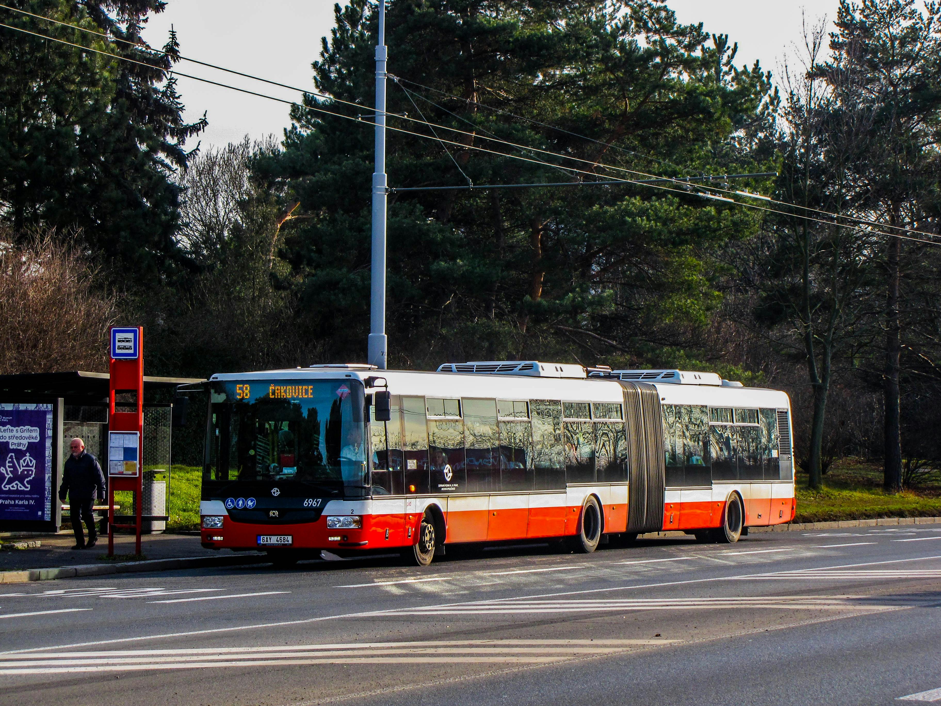 Řidič autobusu zkolaboval za volantem. Zranilo se sedm lidí