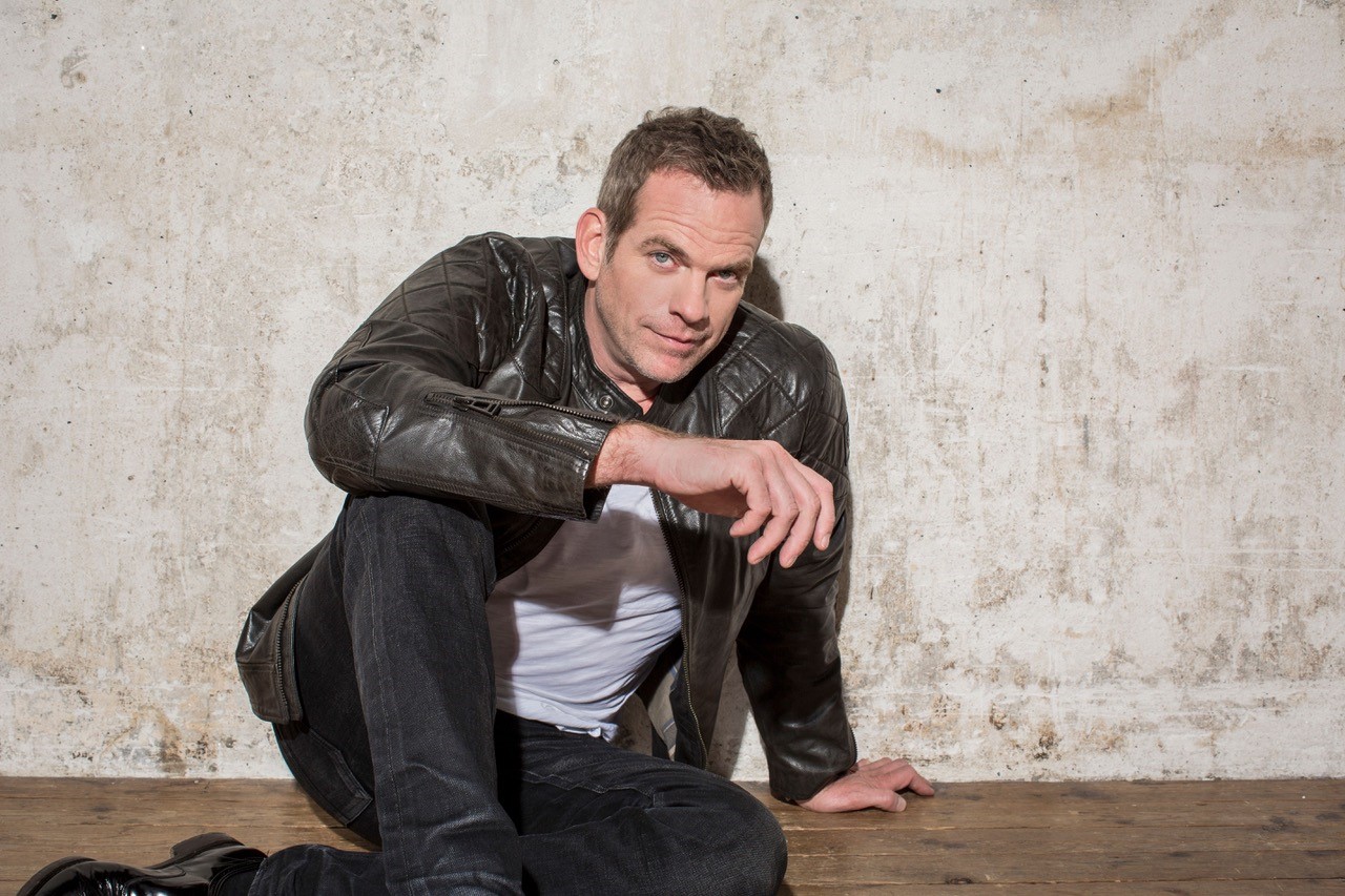 Charismatický šansoniér GAROU se vrací do Prahy