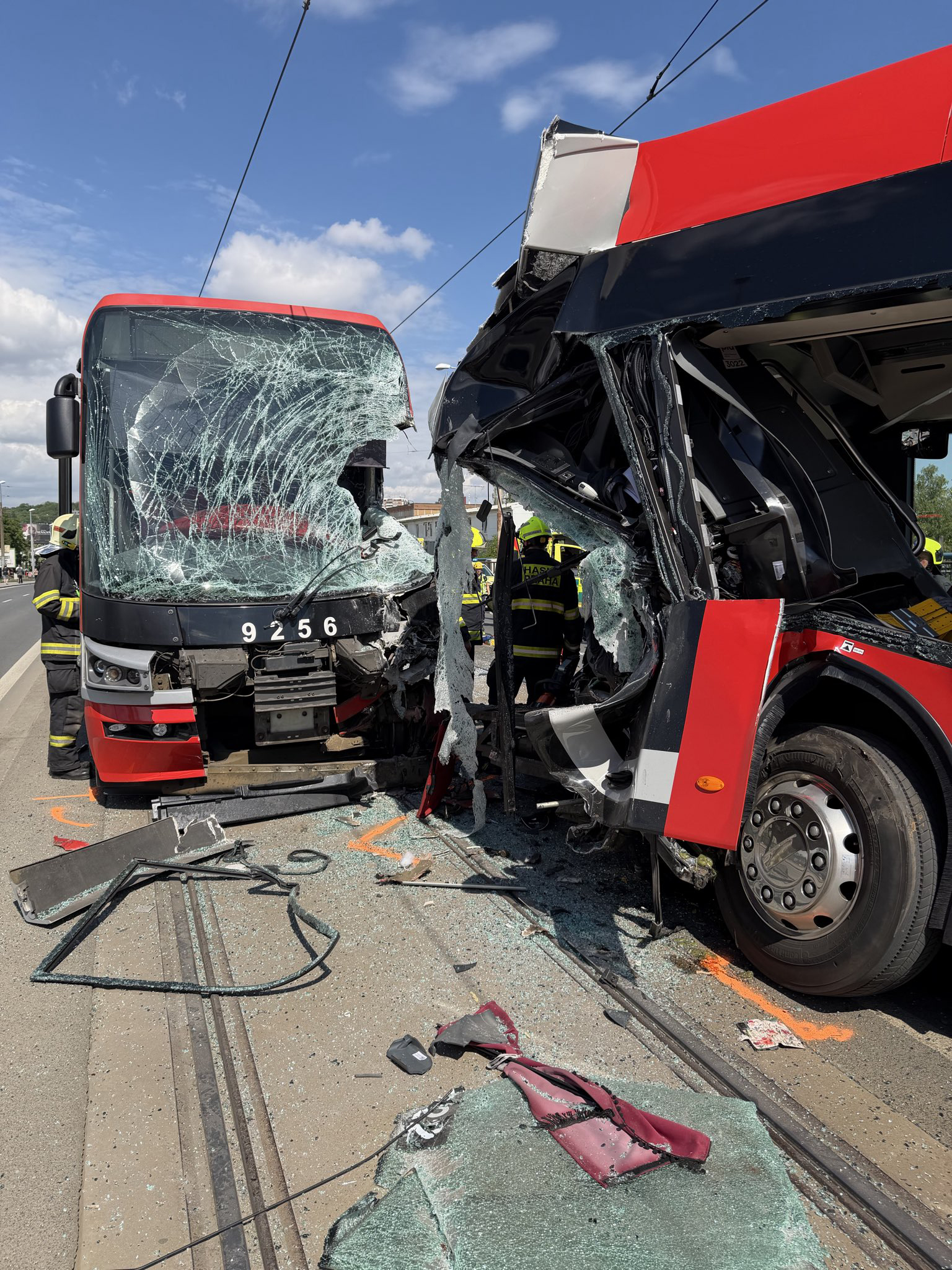 Policie hledá svědky nehody tramvaje a autobusu v Praze, mají volat linku 158