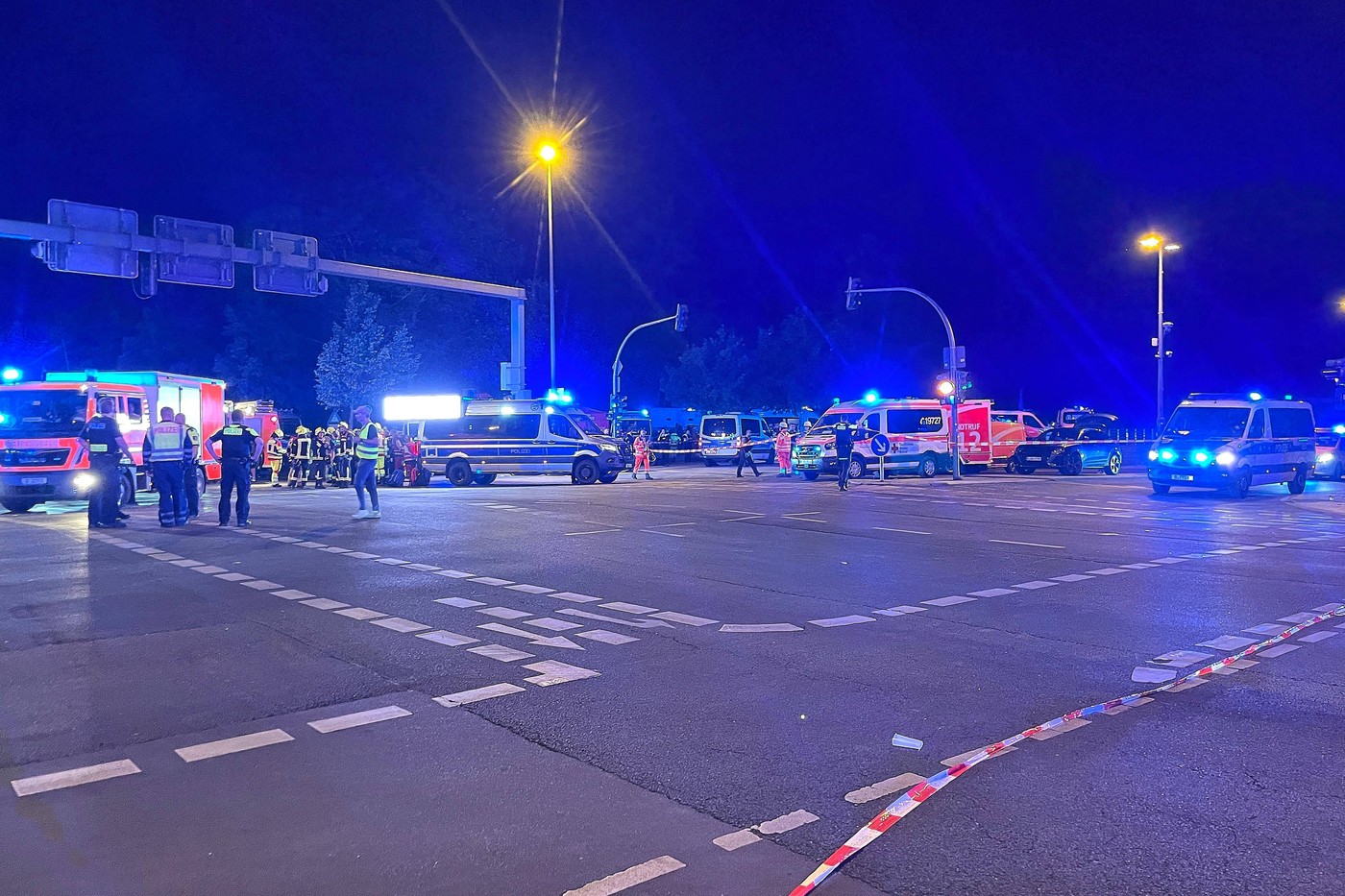 Jeden mrtvý a 14 zraněných, když do lidí v Berlíně najelo auto