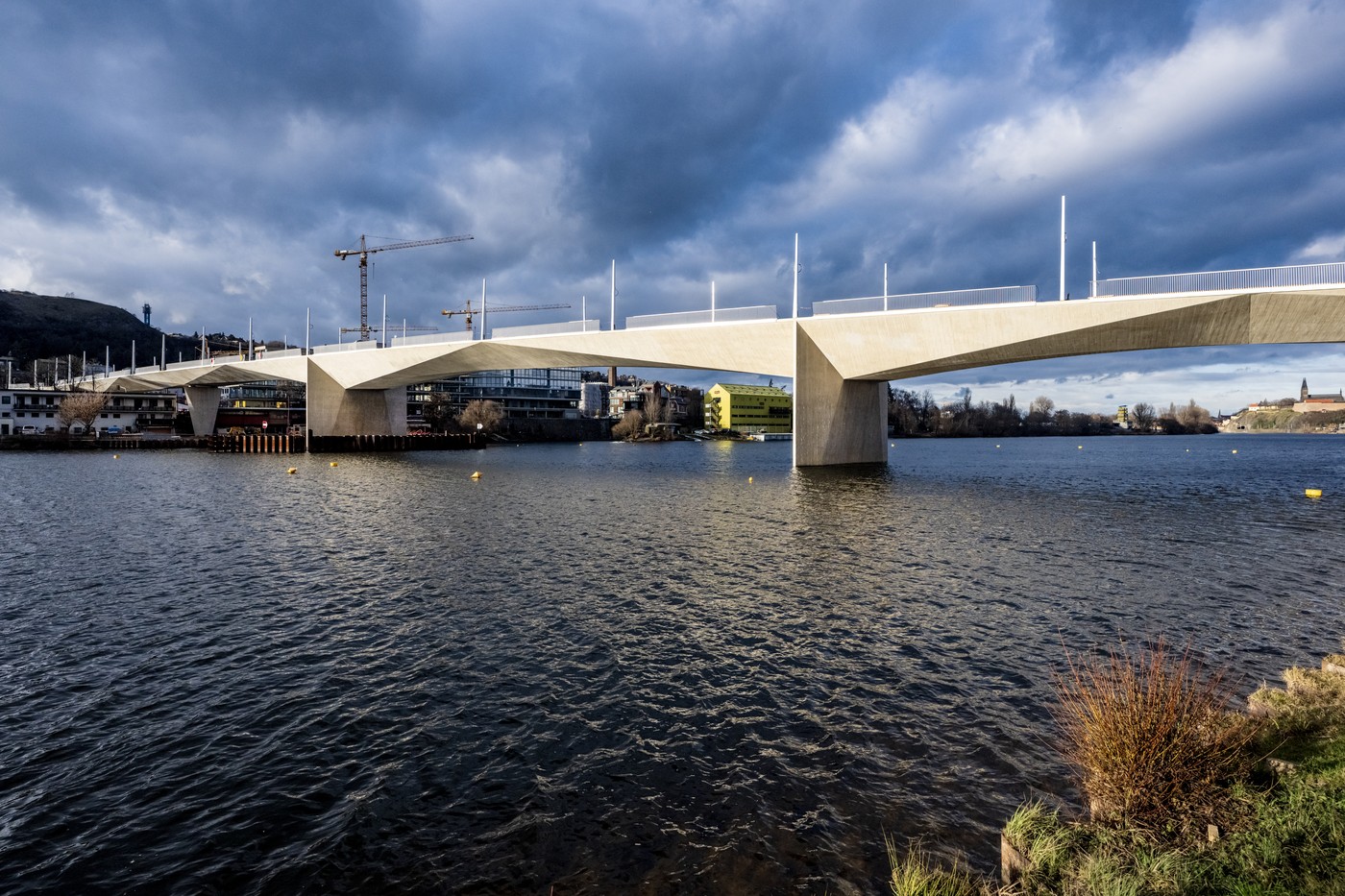 Dvorecký most dnes čekají zatěžovací zkoušky, otevřít se má v dubnu