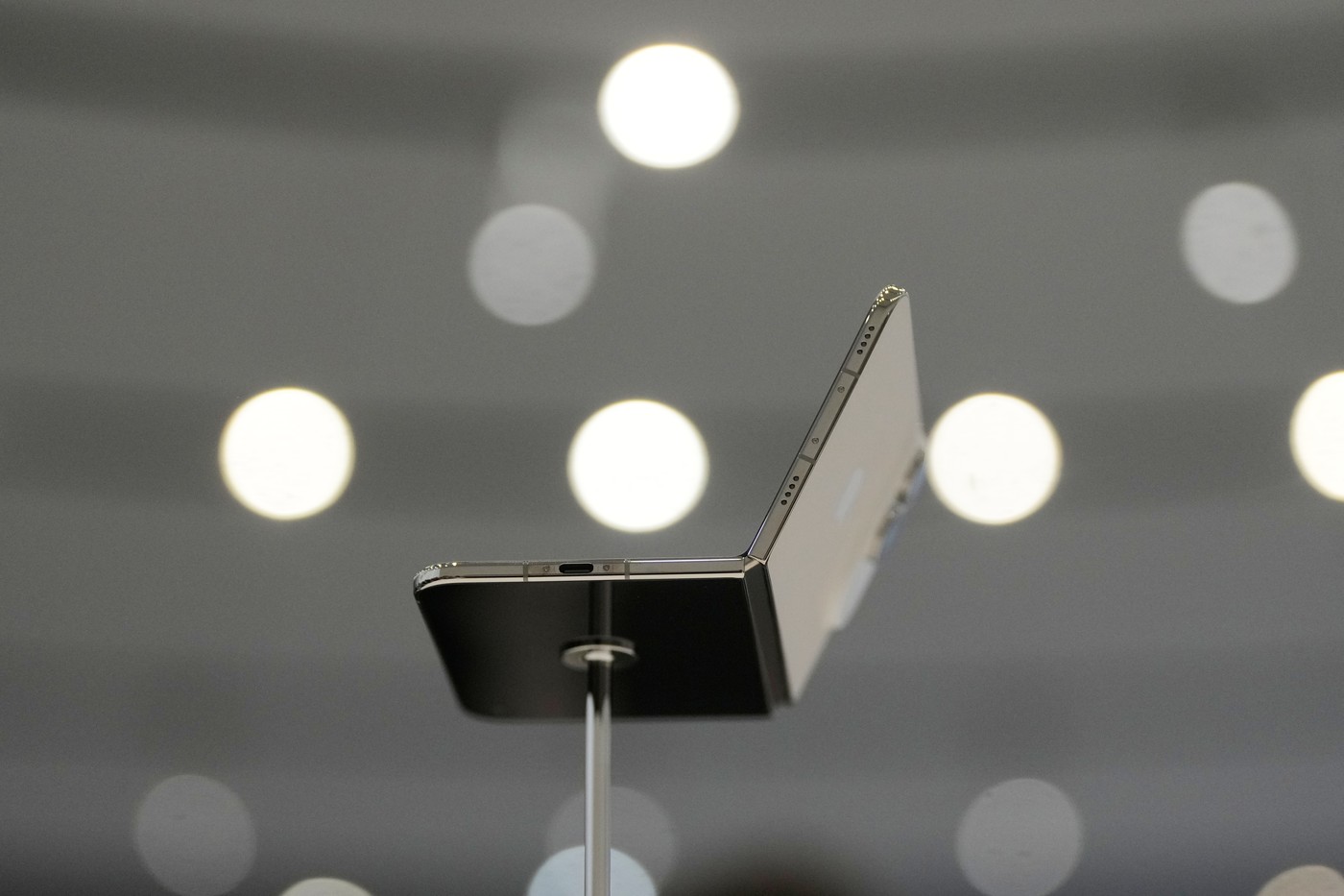 Apple sedm let po Samsungu představil svůj první skládací telefon