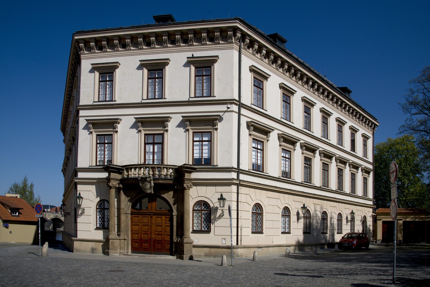 Lichtenštejnský palác otevře dveře návštěvníkům, představí výstavu Dary premiéru