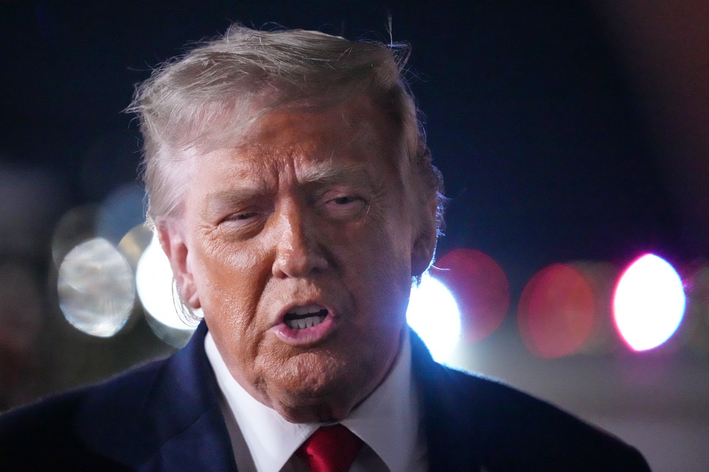 Trump označil odvetné údery na Írán za helikoptéru jako silné a mohutné