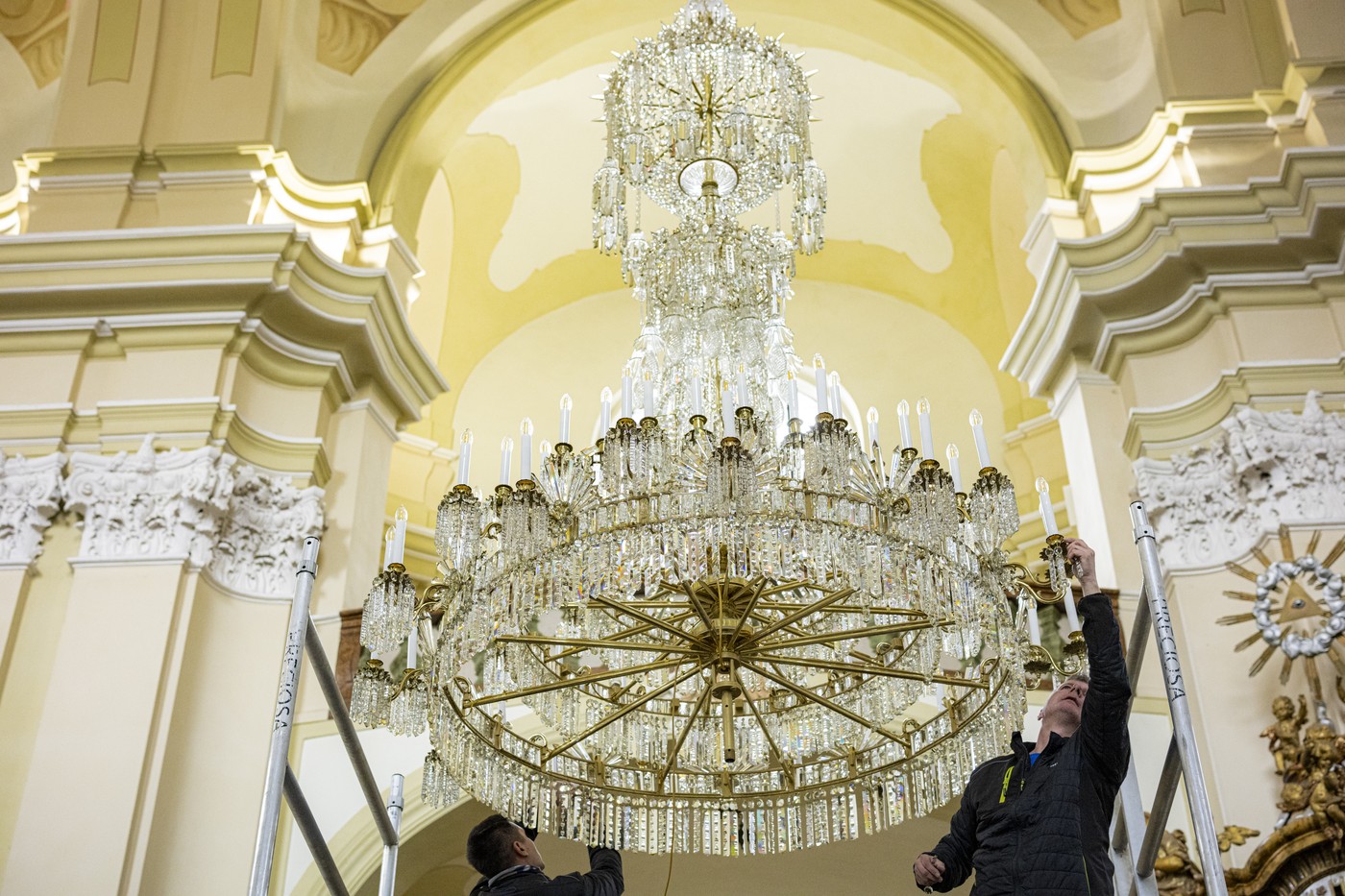 Do poutního chrámu v Hejnicích se po renovaci vrátil monumentální lustr