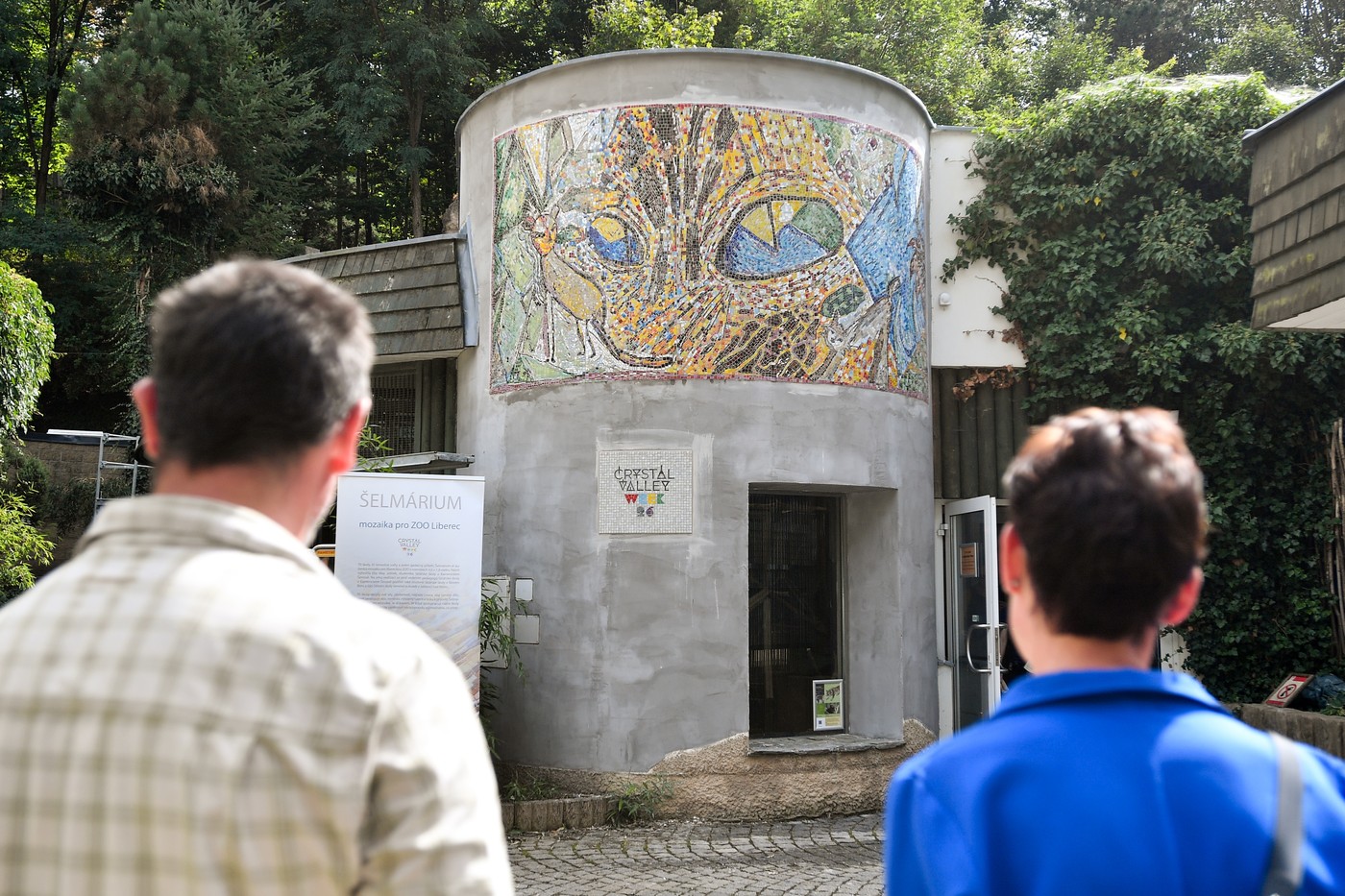 Šelmárium pro libereckou zoo: Desítky studentů složily unikátní skleněnou mozaiku