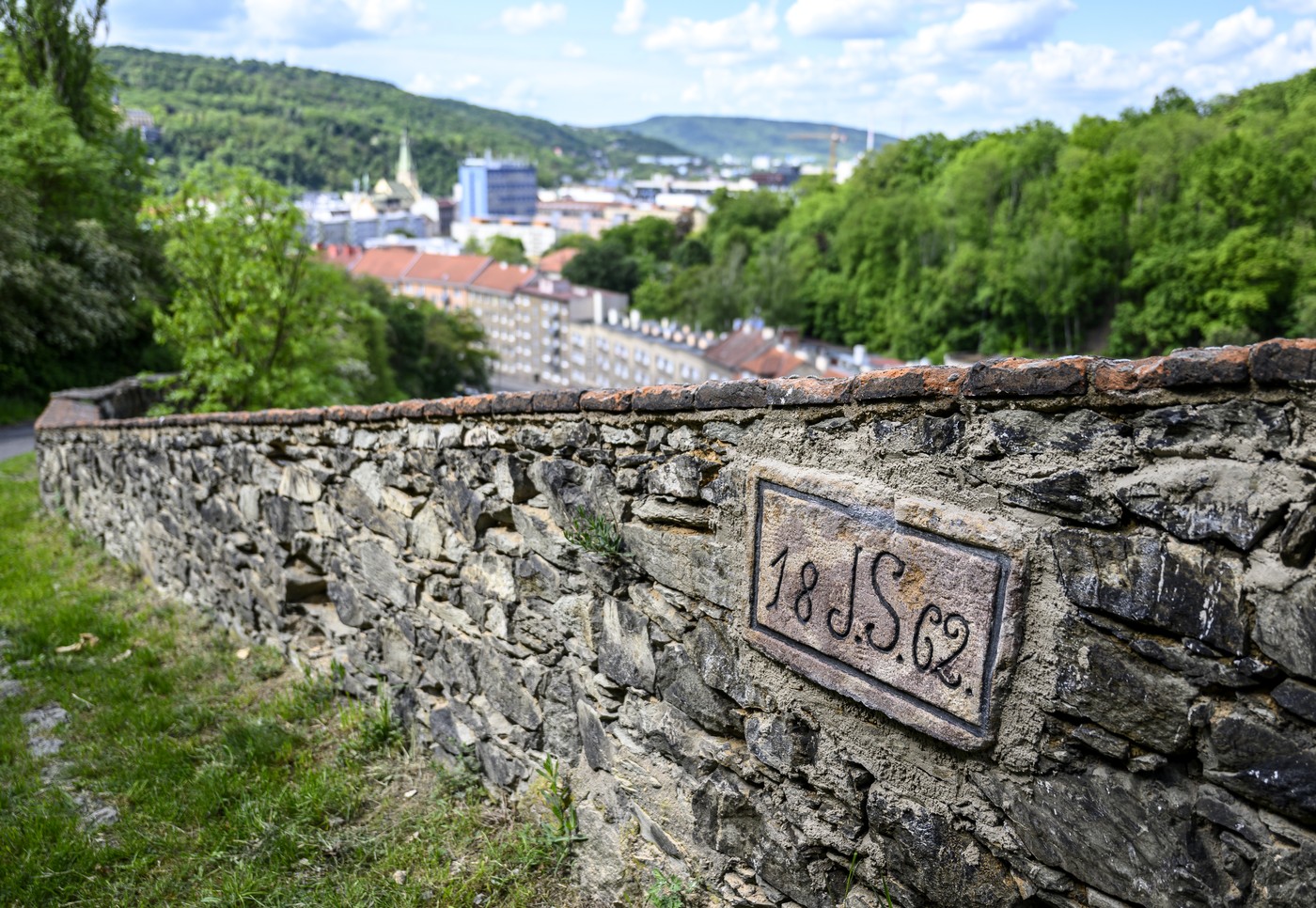 Tajemná deska z roku 1862 znovu hlídá Mariánskou skálu. Muzejníci pátrají po jejím smyslu