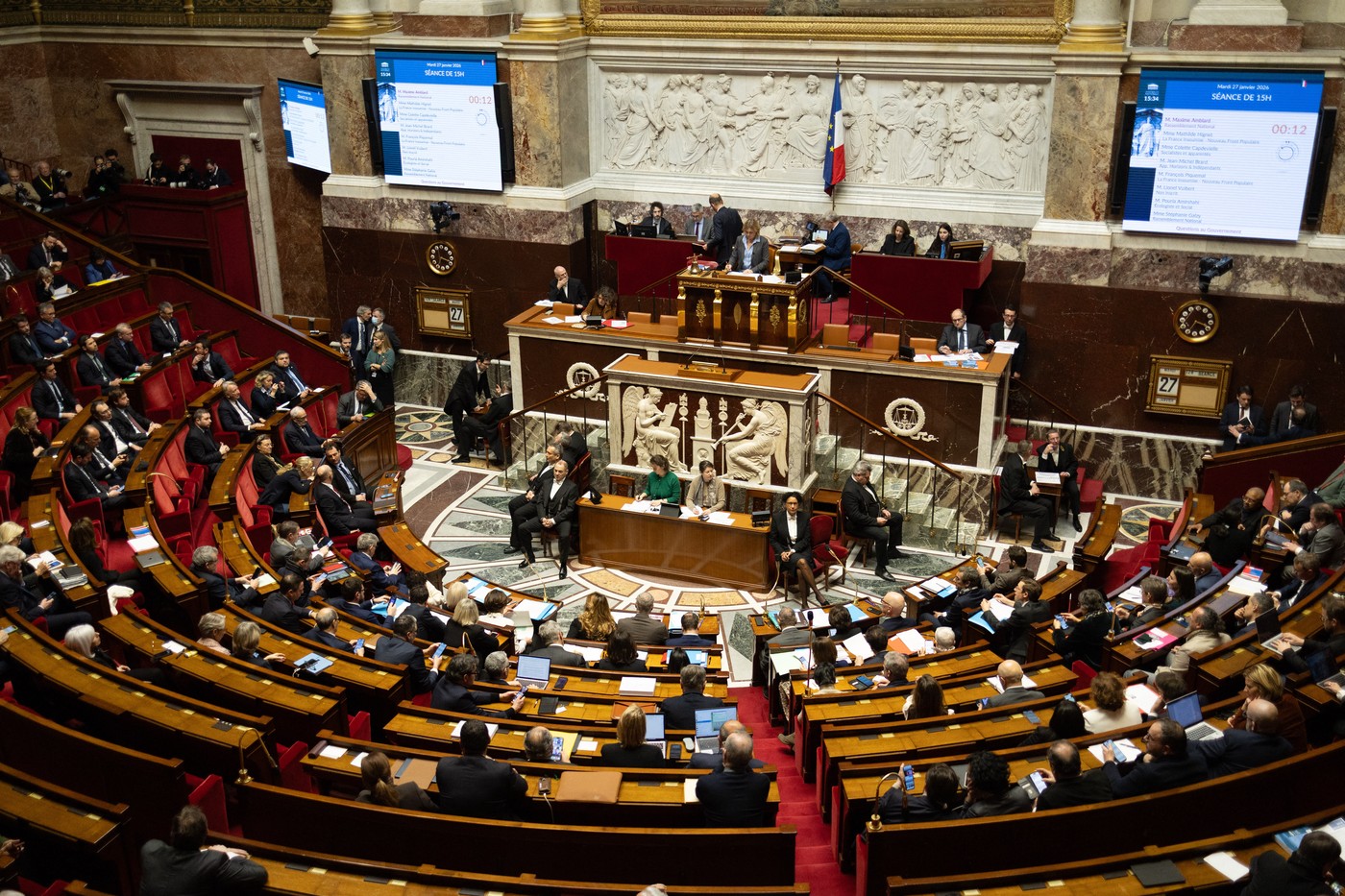 Francouzská vláda ustála další dvě hlasování o nedůvěře, rozpočet jí prošel
