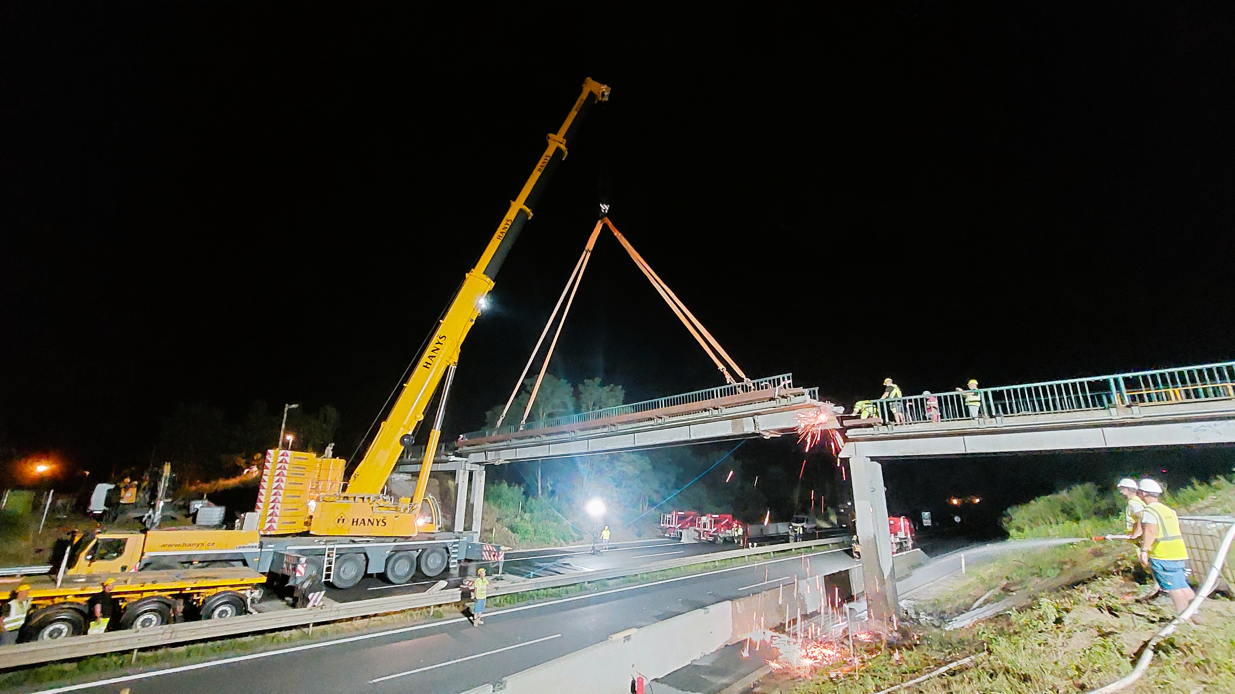 Provoz na dálnici D10 ve Staré Boleslavi je po nočním bourání lávky obnovený